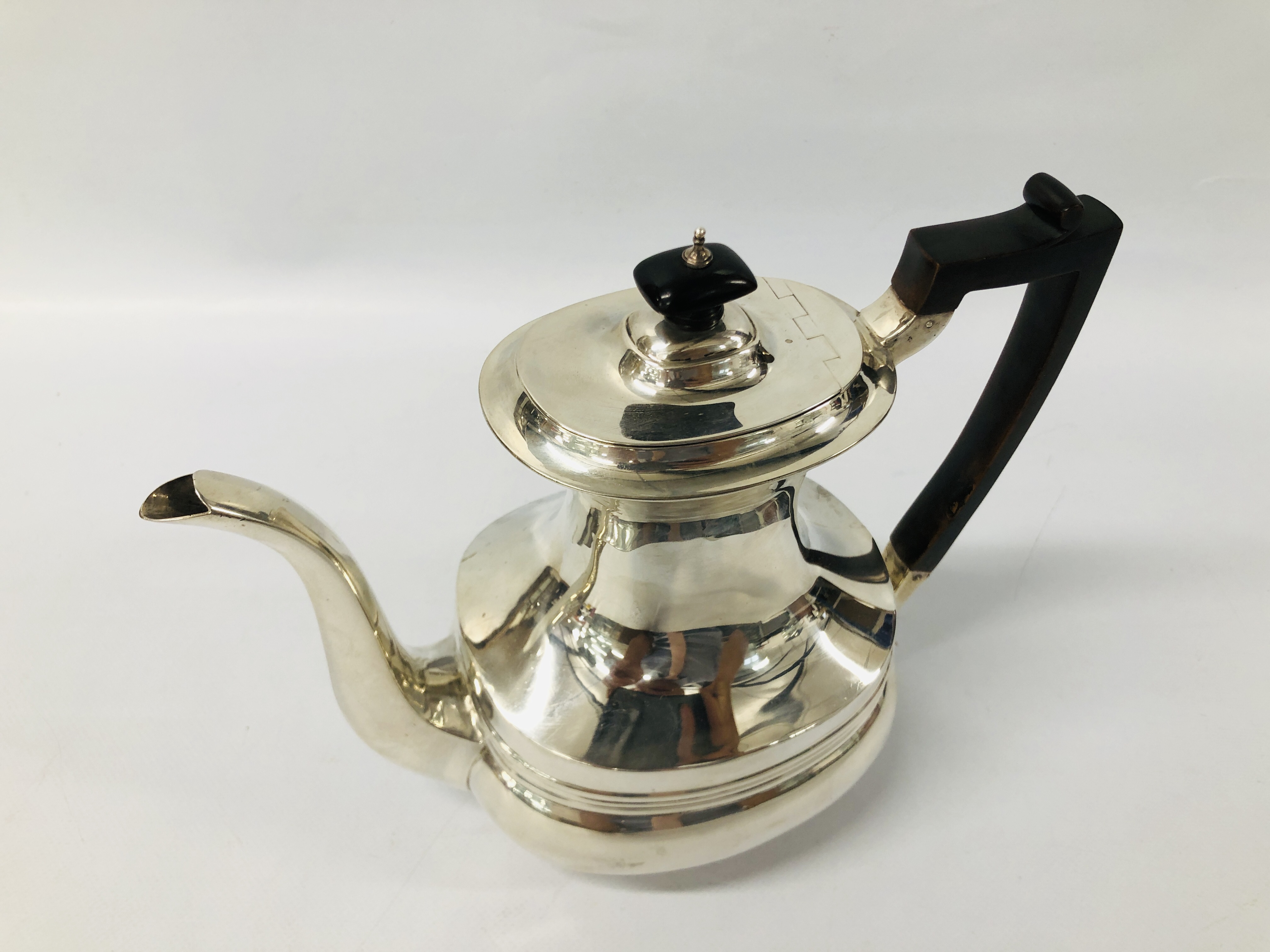 AN EDWARDIAN SILVER COFFEE POT, BARNARD, LON. - Image 2 of 15