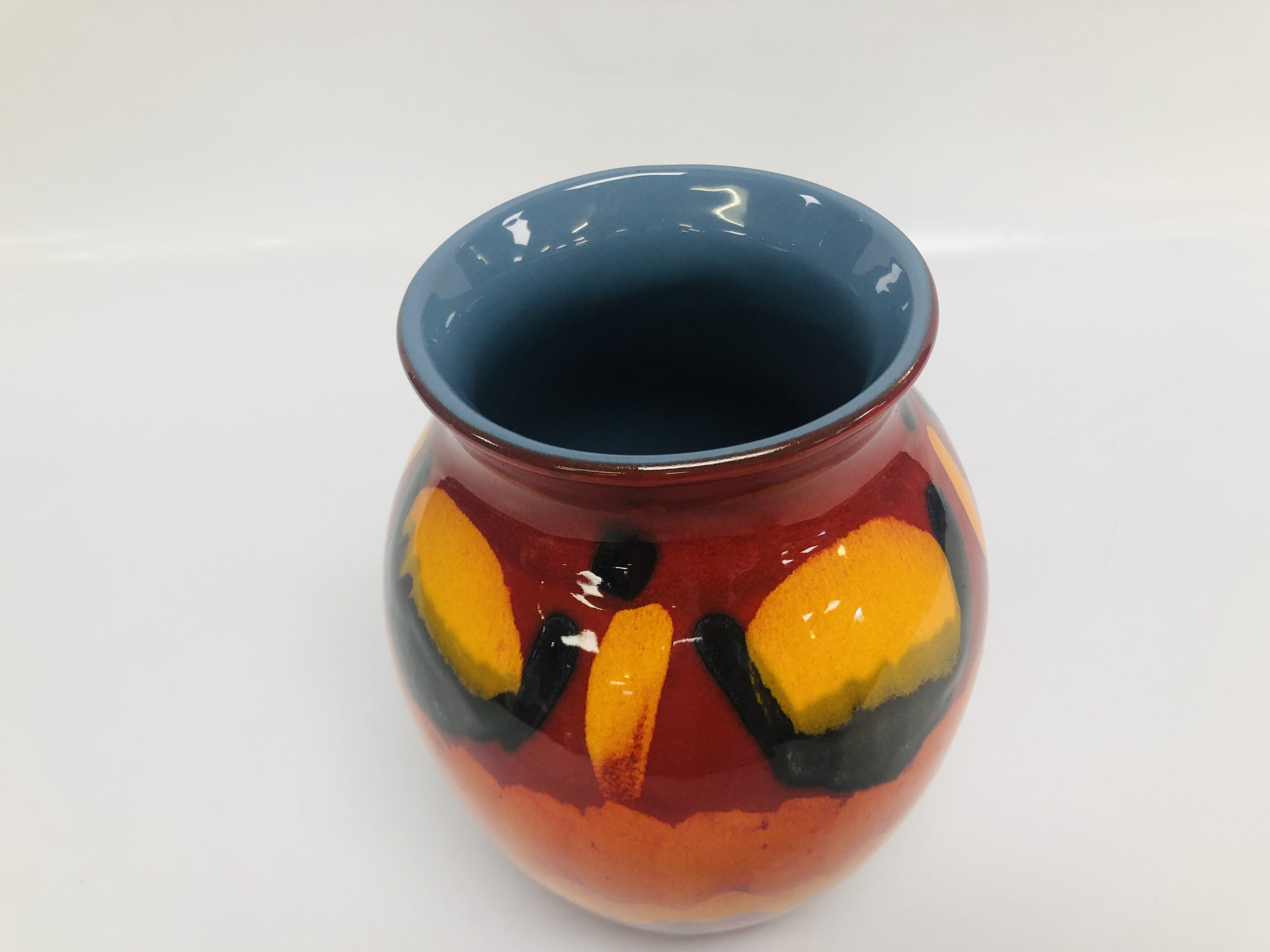 A POOLE POTTERY VOLCANO CLASSIC DESIGN VASE, H 21CM. - Bild 2 aus 4