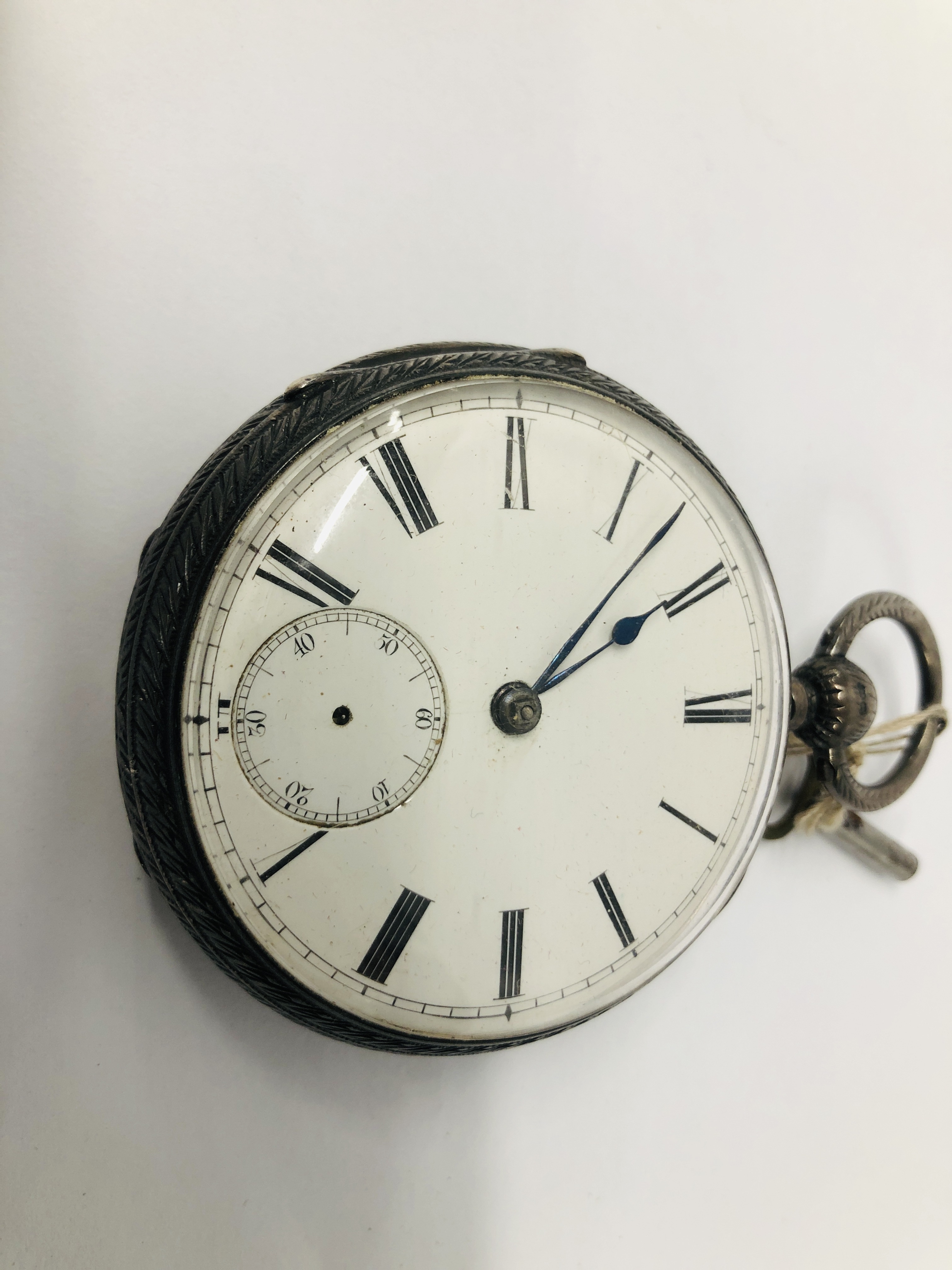 A SILVER CASED GENTLEMANS POCKET WATCH WITH KEY - Image 5 of 10