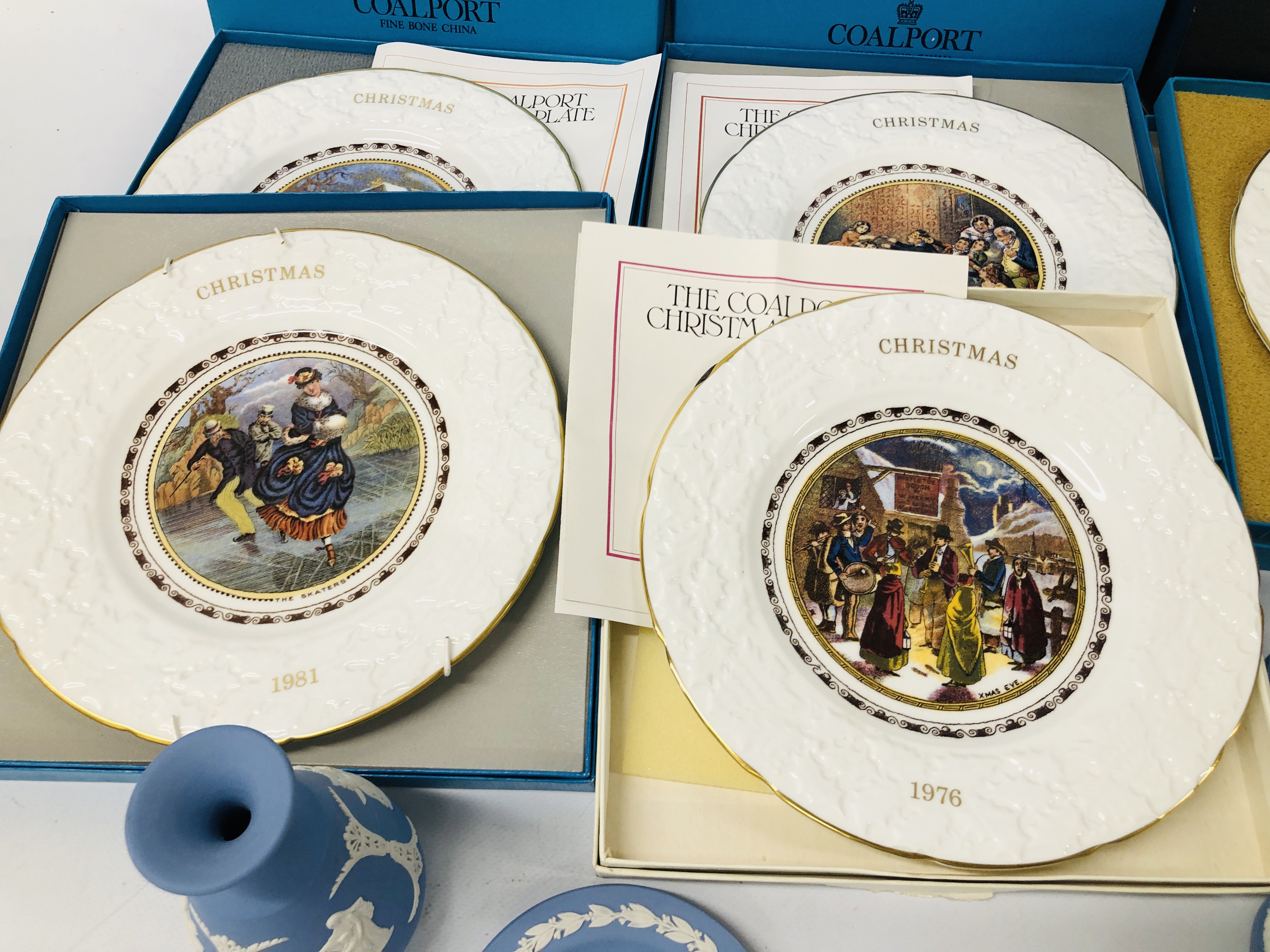 BOX CONTAINING COALPORT CHRISTMAS PLATES AND COLLECTION OF WEDGWOOD JASPER WARE. - Bild 5 aus 8