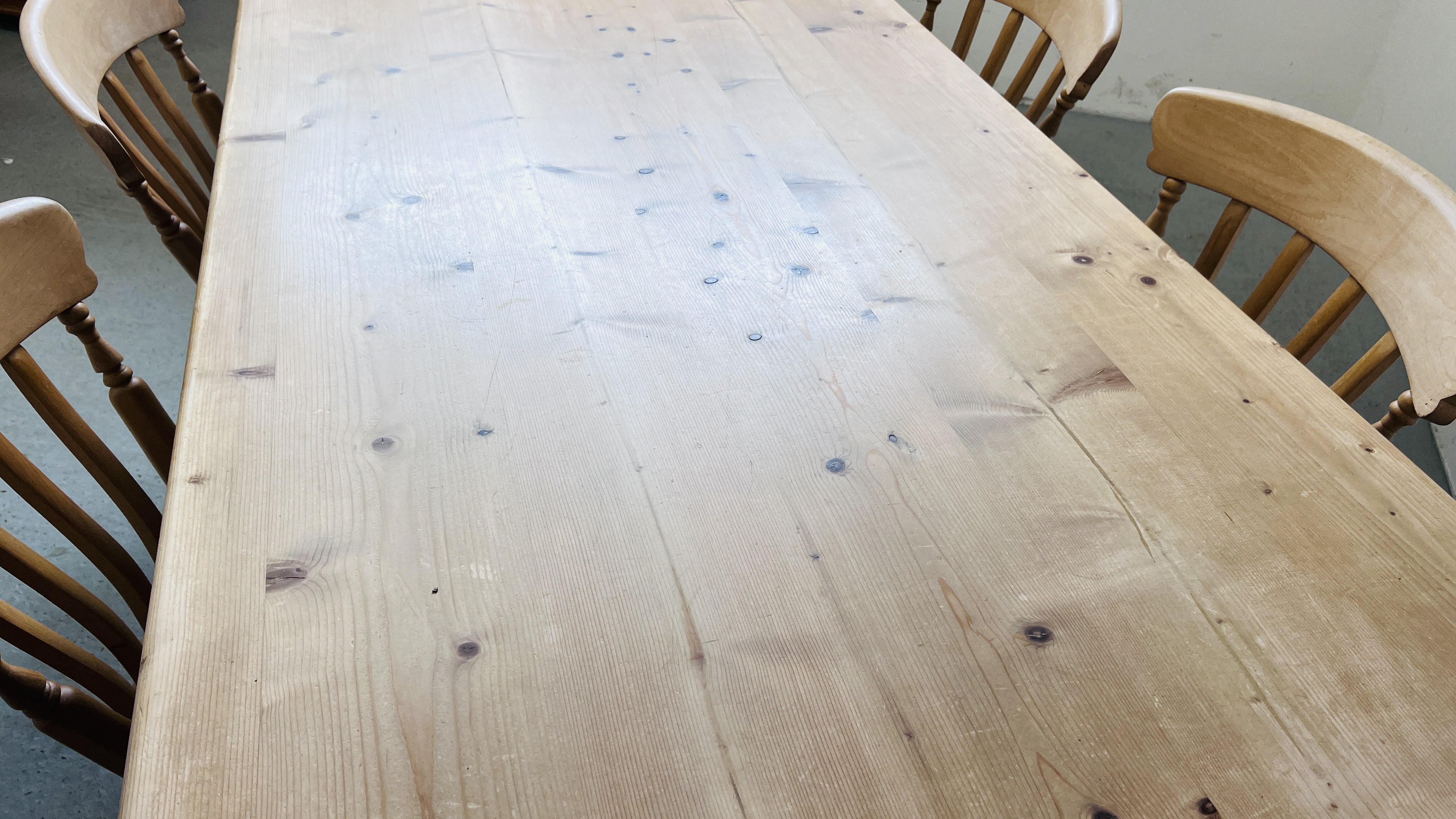 A HEAVY SOLID PINE FARMHOUSE KITCHEN TABLE ON TURNED LEG WITH DRAWER TO END W 90CM, - Bild 15 aus 15