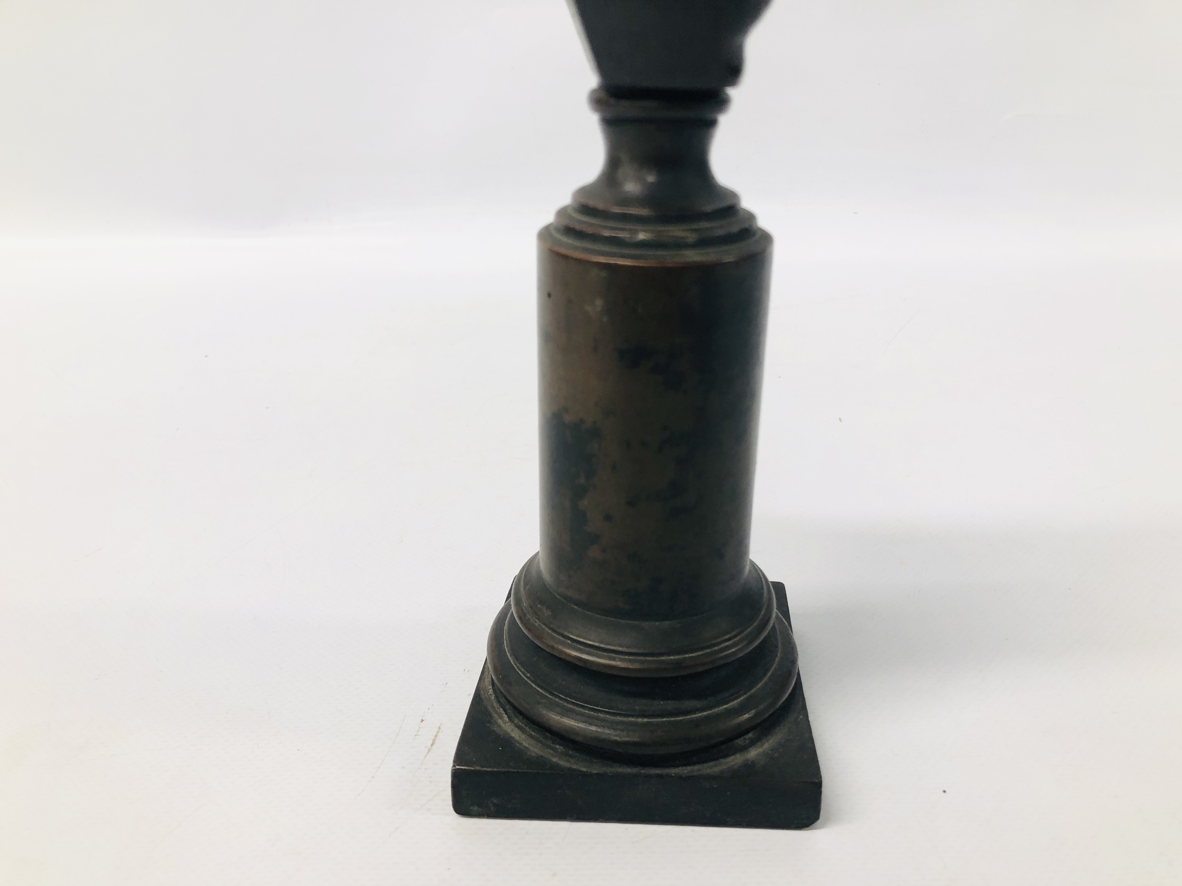 A BRONZE BUST OF A GENTLEMAN MOUNTED ON A COLUMN WITH SQUARE BASE, H 25CM. - Image 6 of 7