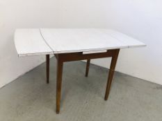 A 1950's FORMICA TOPPED EXTENDING TABLE L 128CM, EXTENDED W 68CM.