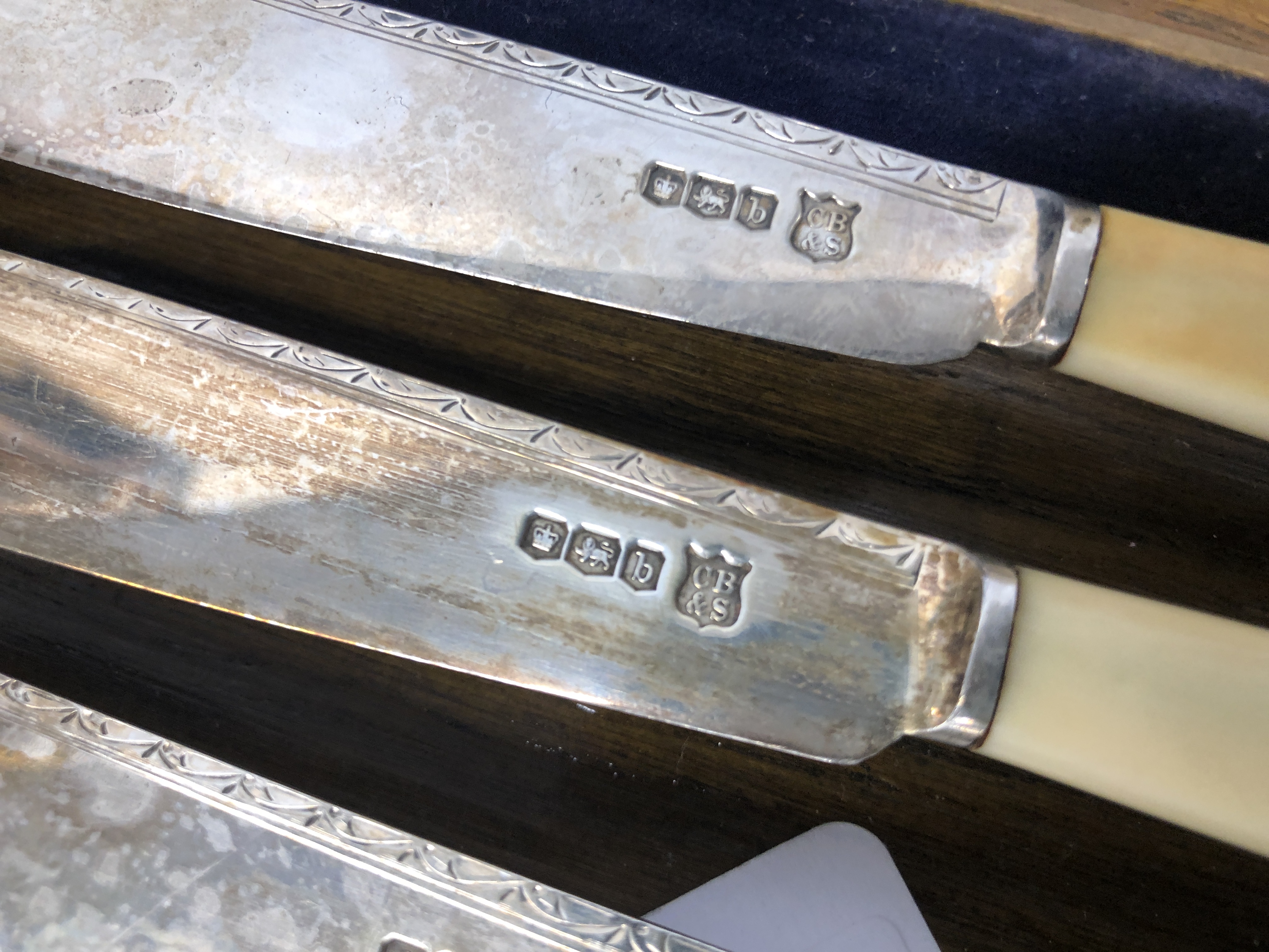 A CASED SET OF 6 SILVER FISH KNIVES AND FORKS WITH BONE HANDLES - OVERALL WEIGHT 370g INCLUDING - Image 6 of 7