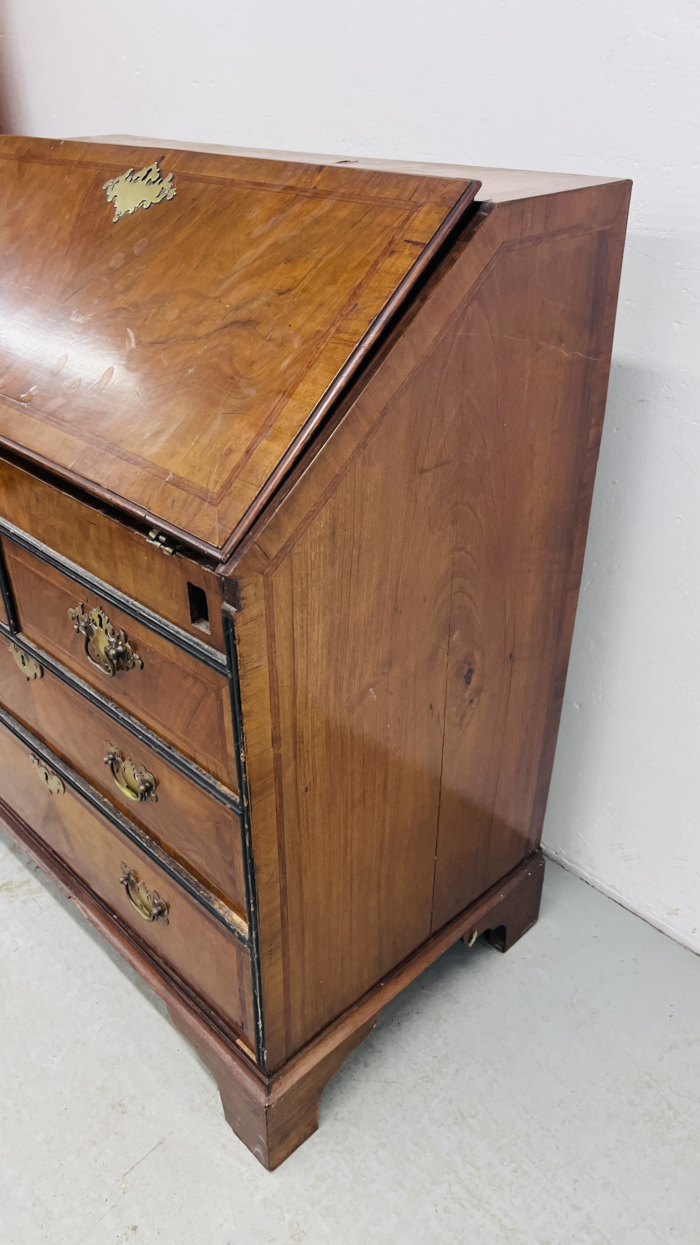 A GEORGE II WALNUT BUREAU, FALLING FRONT ENCLOSING FITTED INTERIOR WITH WELL, - Bild 5 aus 9