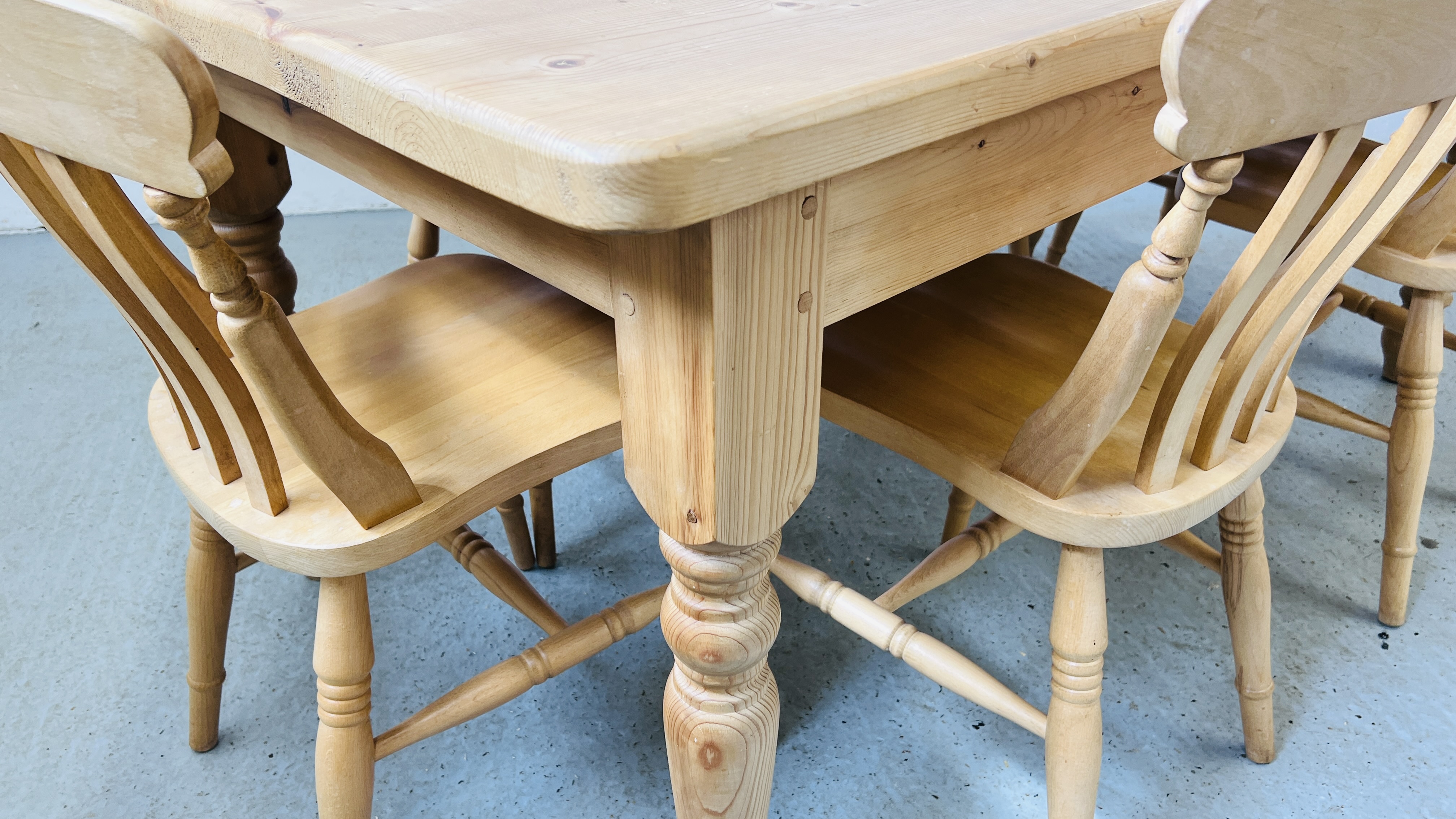 A HEAVY SOLID PINE FARMHOUSE KITCHEN TABLE ON TURNED LEG WITH DRAWER TO END W 90CM, - Bild 5 aus 15