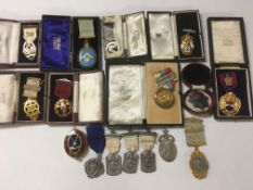 A BOX OF VARIOUS MASONIC MEDALS, JEWELS, ETC. SOME IN CASES AND SOME BEING SILVER OR GILT (16).