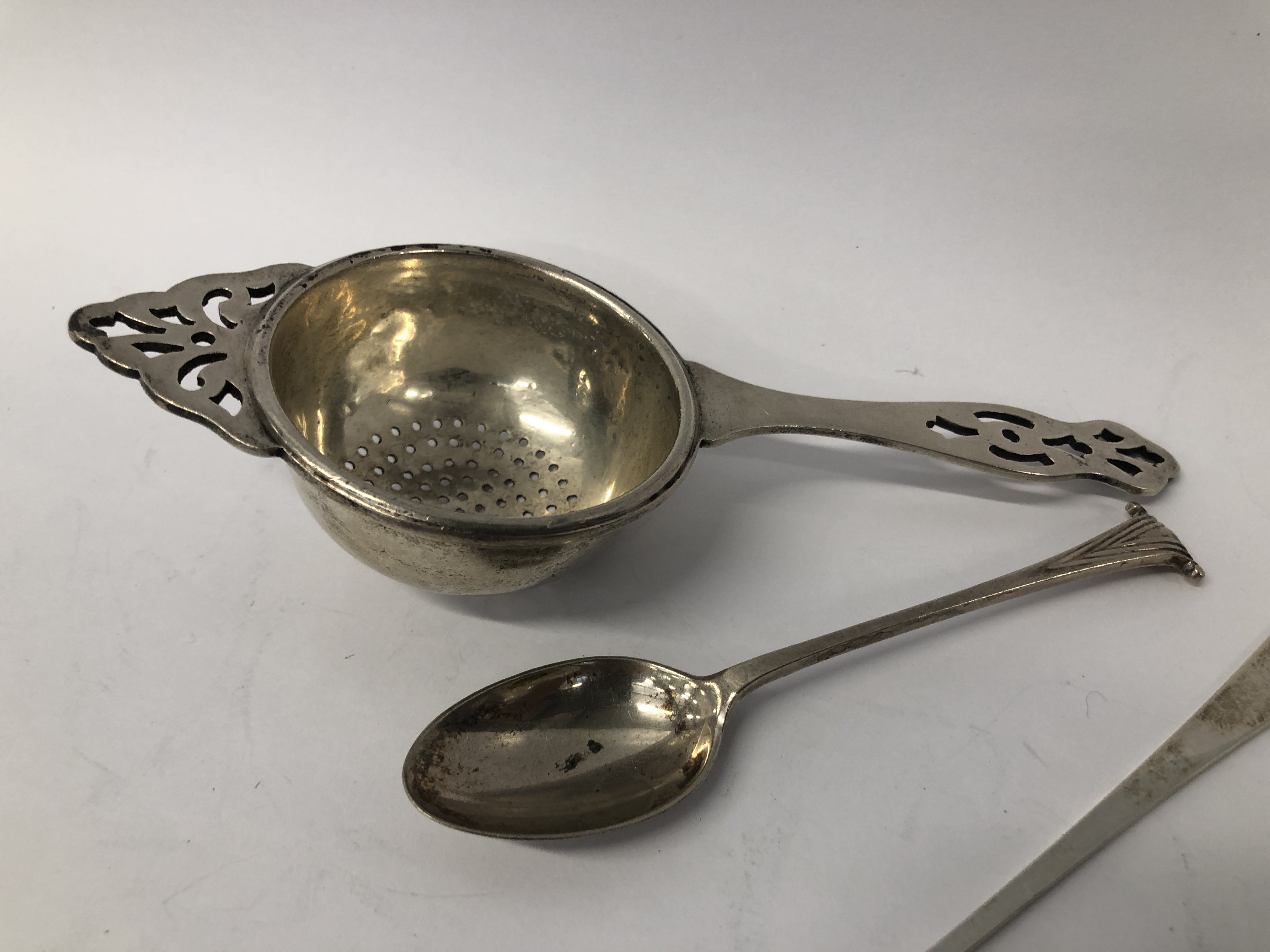 A SILVER PICKLE FORK, SHELL PATTERN, SHEFFIELD 1902, ALONG WITH A DESSERT SPOON, EDINBURGH ASSAY, - Image 4 of 8