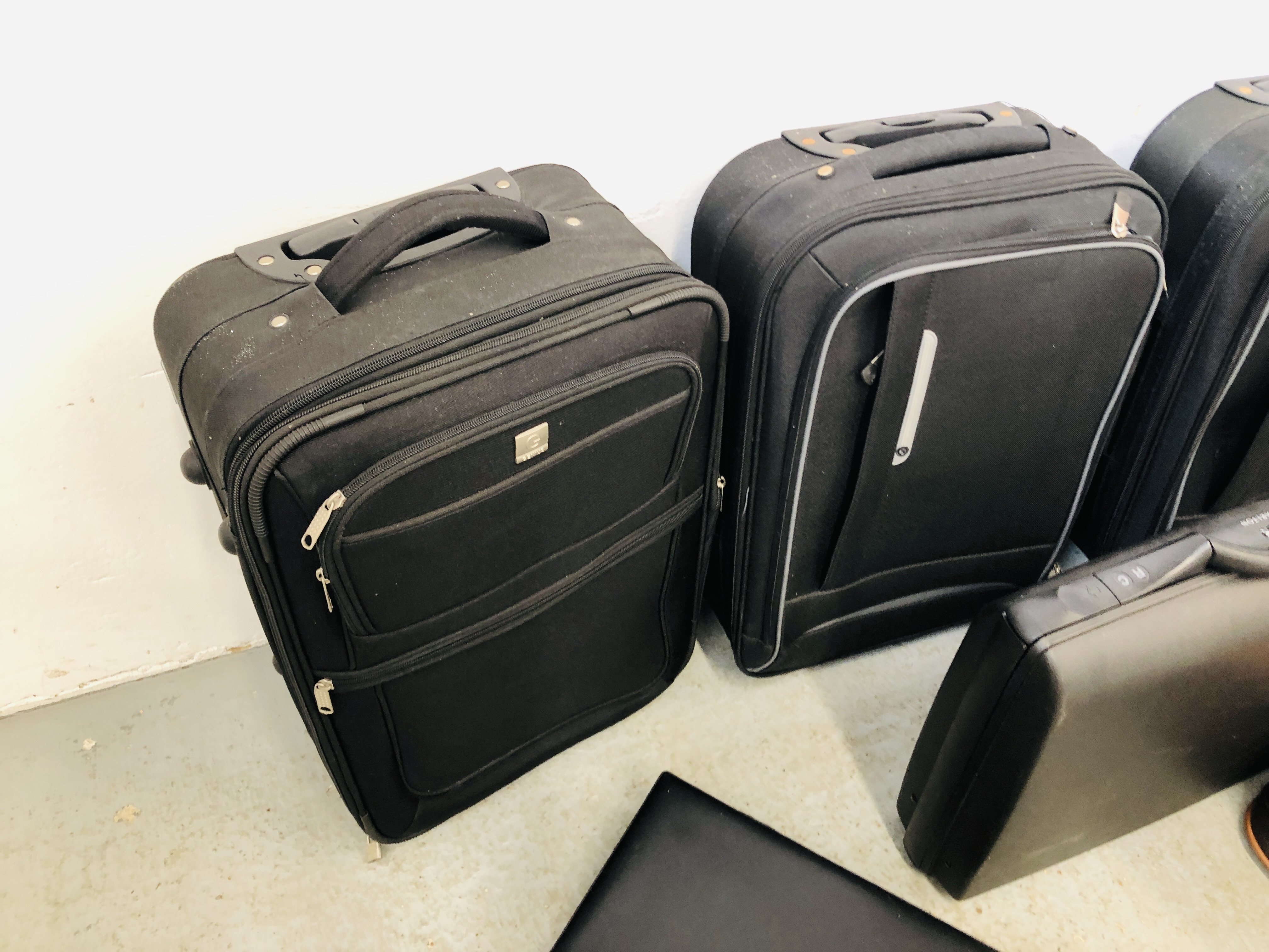 4 X ASSORTED BLACK HOLDALL / LUGGAGE CASES + A BRIEF CASE AND ONE OTHER SUITCASE AND HARDCASE. - Image 4 of 5