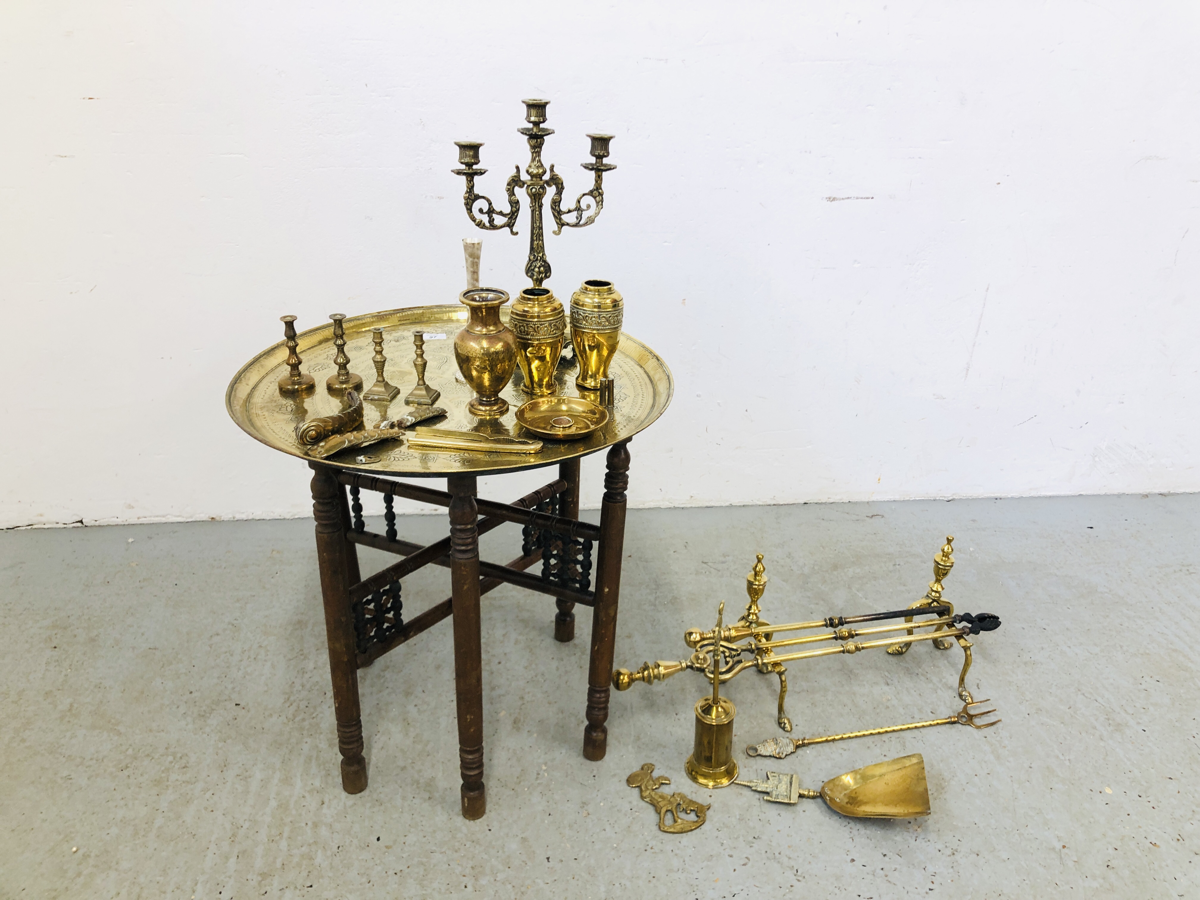 BOX OF ASSORTED BRASS WARE TO INCLUDE FIRESIDE TOOLS, PAIR OF VASES,