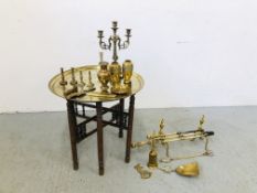 BOX OF ASSORTED BRASS WARE TO INCLUDE FIRESIDE TOOLS, PAIR OF VASES,