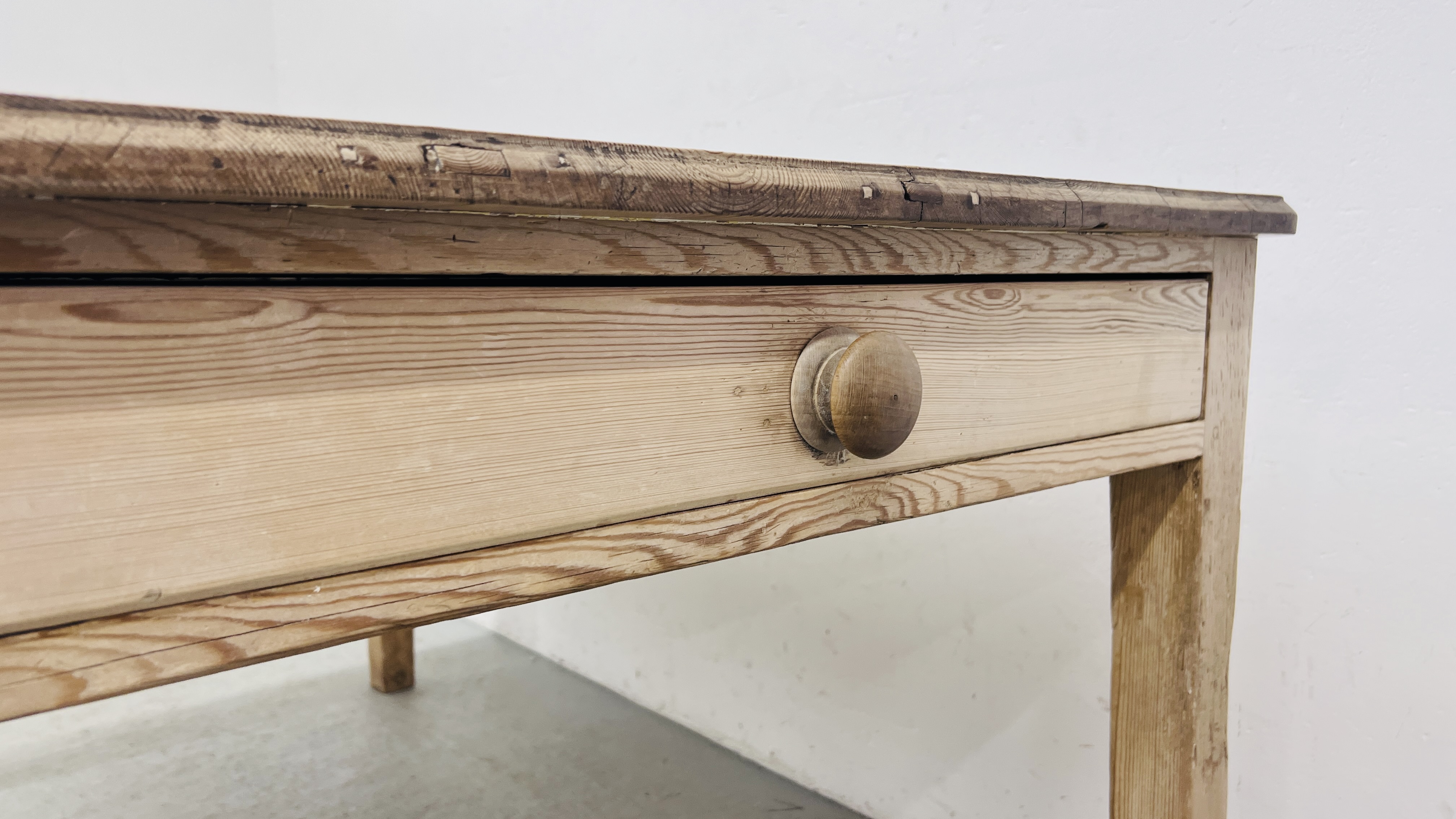 ANTIQUE WAXED PINE FARMHOUSE KITCHEN TABLE WIDTH 152CM. DEPTH 90CM. HEIGHT 77CM. - Image 5 of 11