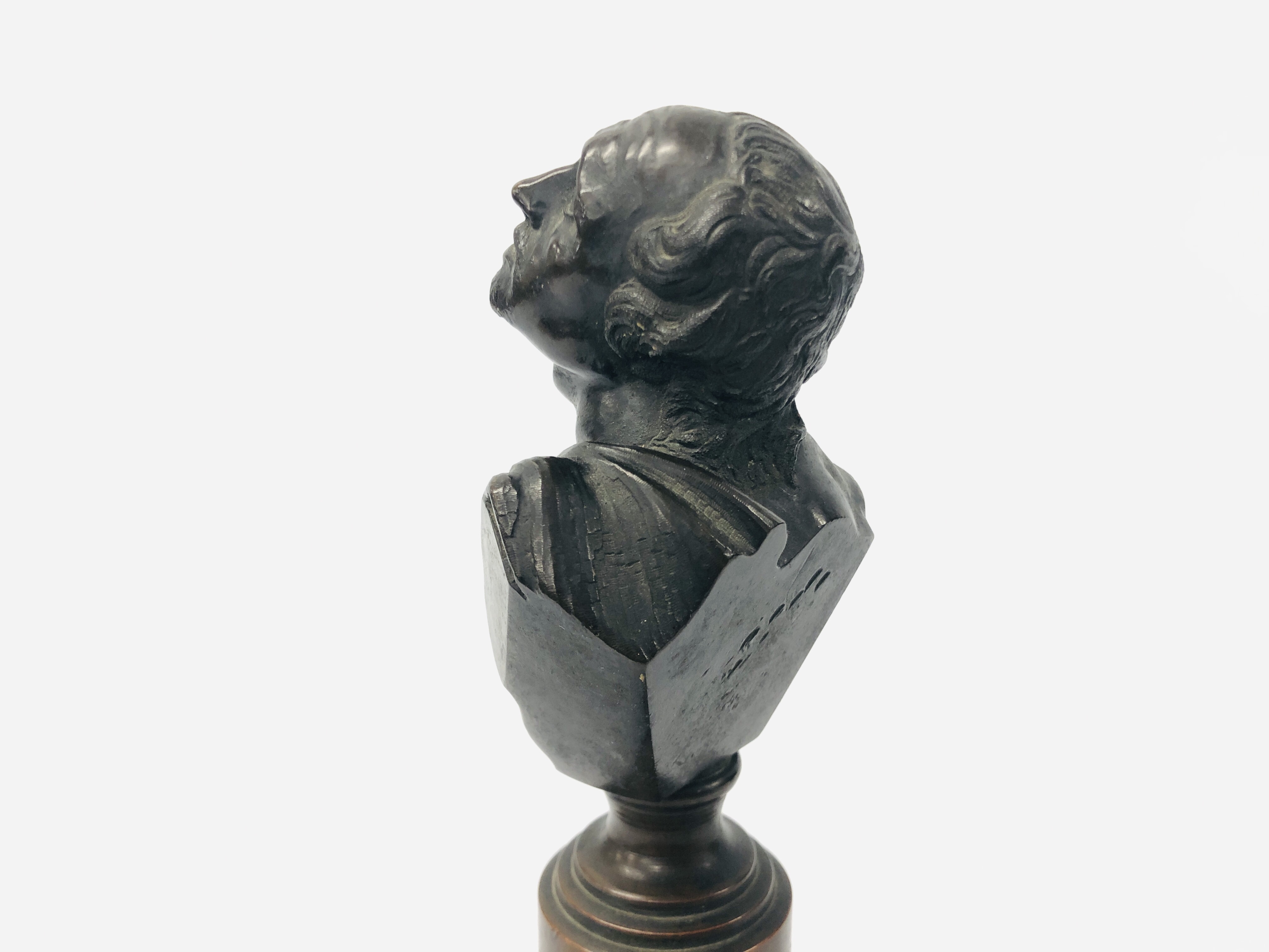 A BRONZE BUST OF A GENTLEMAN MOUNTED ON A COLUMN WITH SQUARE BASE, H 25CM. - Image 4 of 7