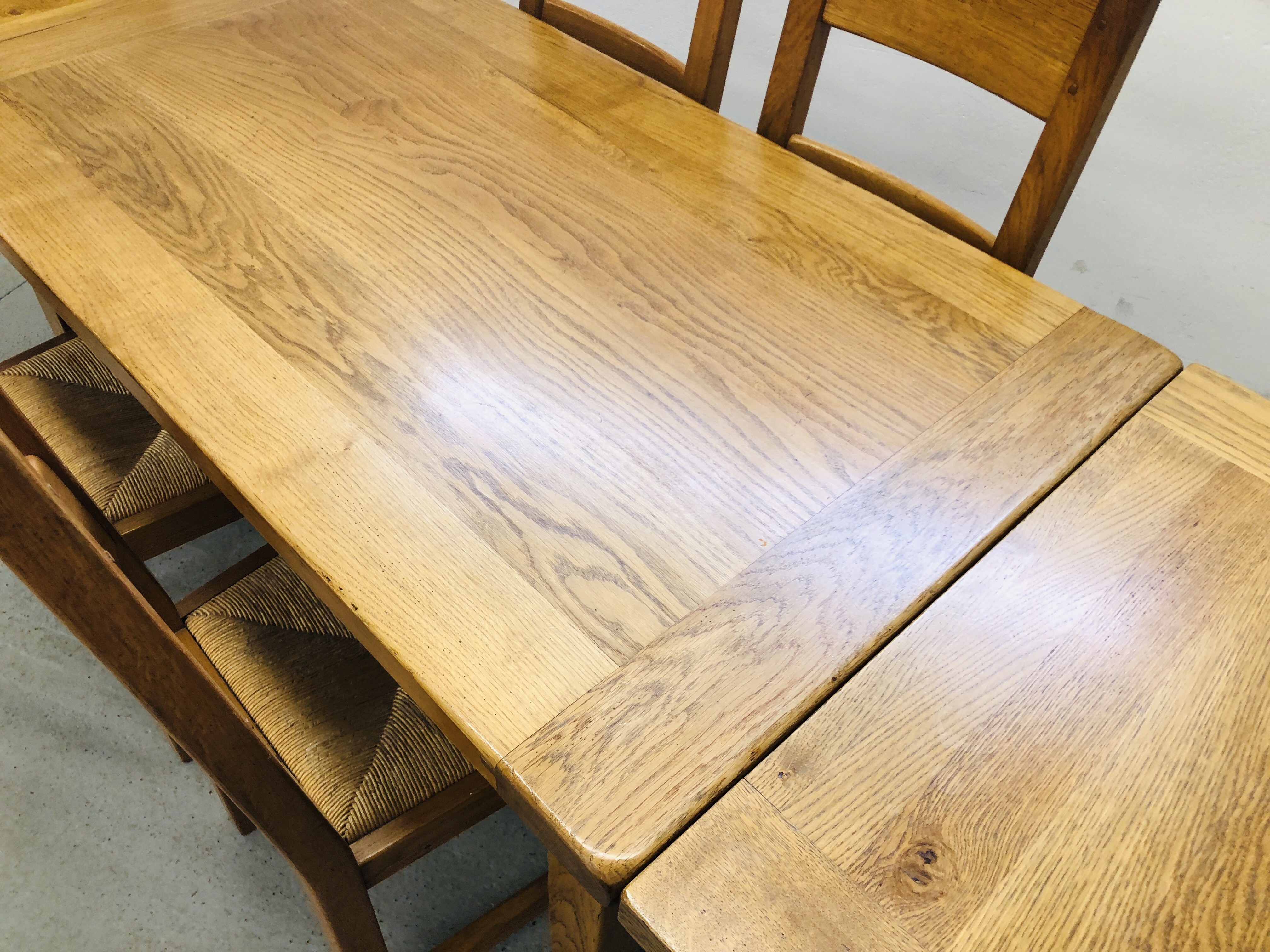 A MODERN GOOD QUALITY SOLID OAK EXTENDING DINING TABLE WITH SINGLE DRAWER W 75CM, - Bild 3 aus 6