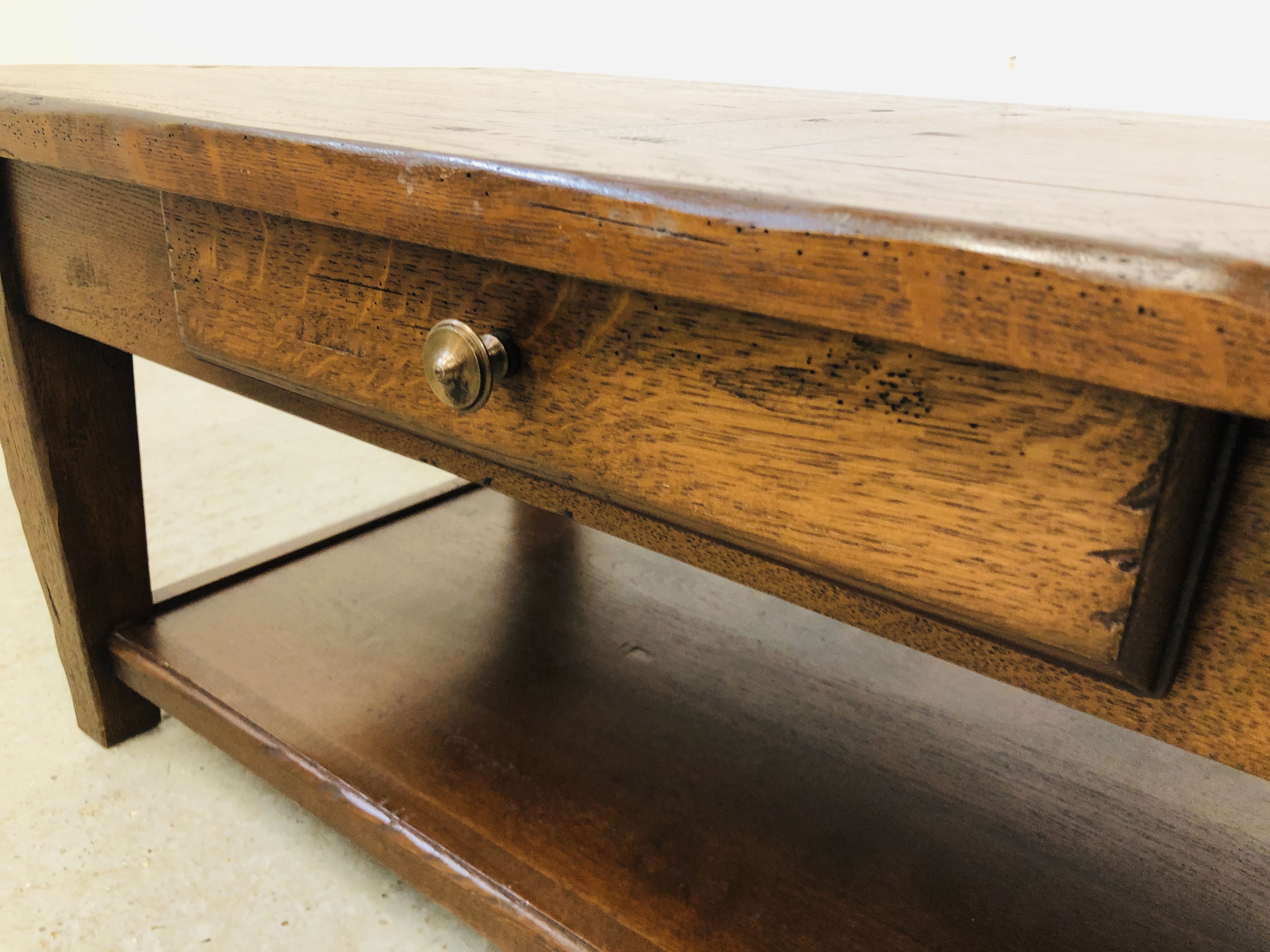 A SOLID OAK SINGLE DRAWER TWO TIER COFFEE TABLE W 59CM, L 110CM, H 46CM. - Image 5 of 7
