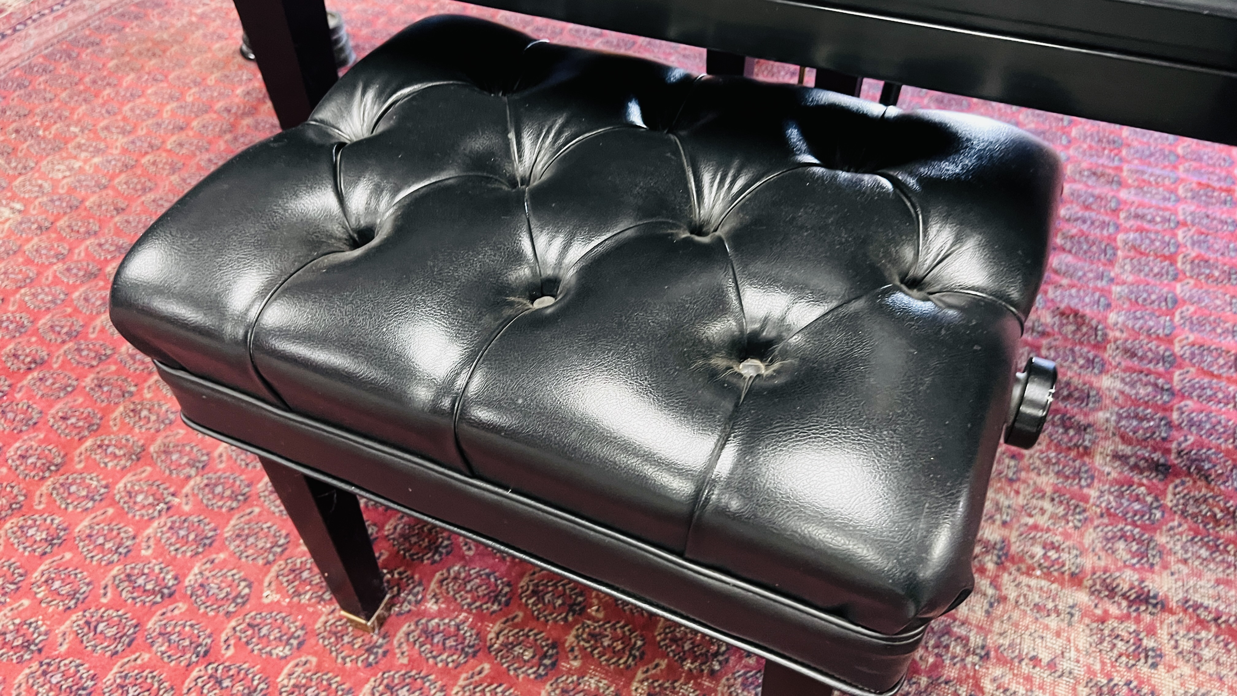 A BALDWIN BABY GRAND PIANO AND BUTTONED PIANO STOOL. - Image 17 of 23