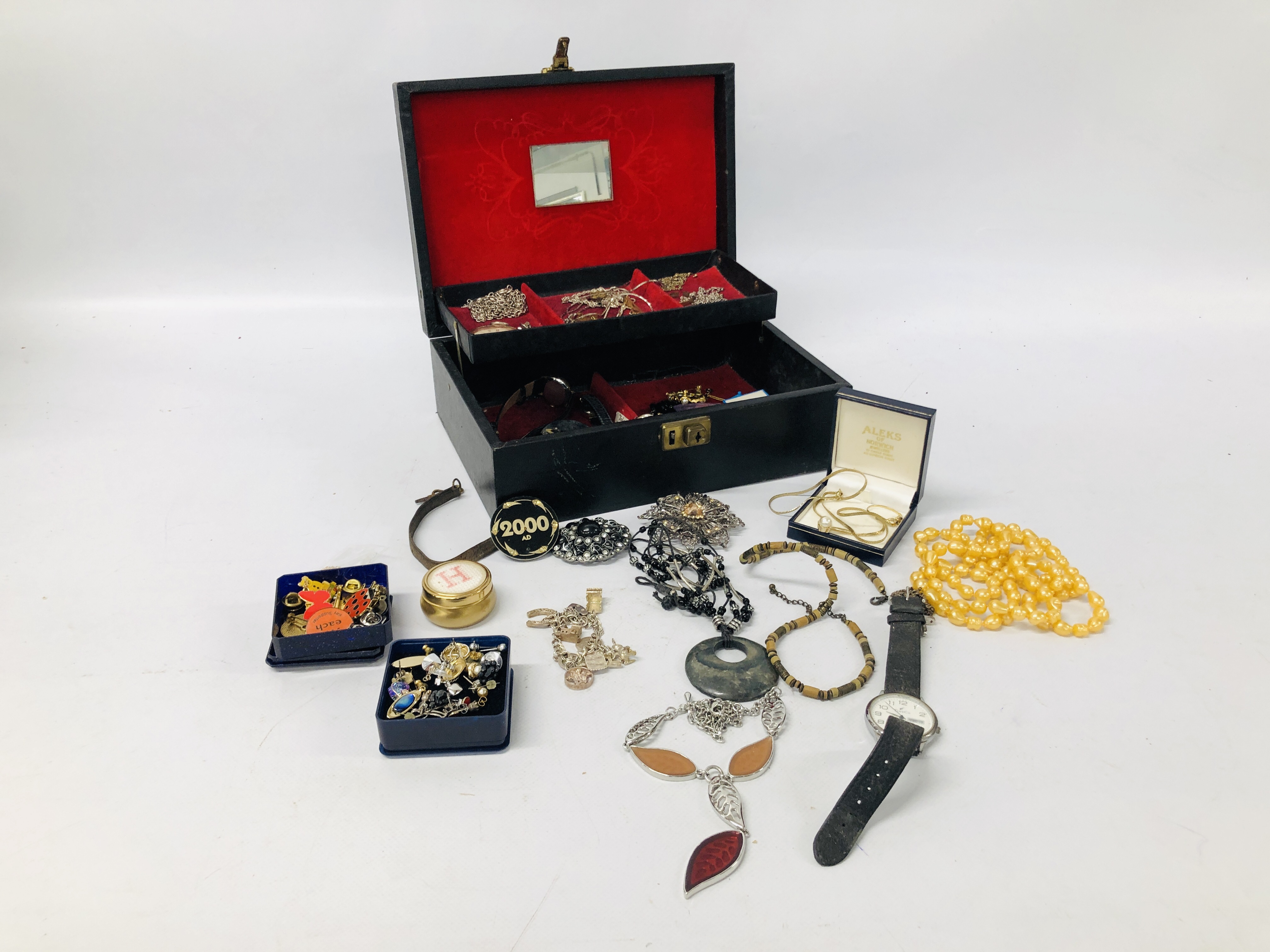 JEWELLERY BOX CONTAINING MIXED SILVER AND COSTUME JEWELLERY TO INCLUDE SILVER CHARM BRACELET,