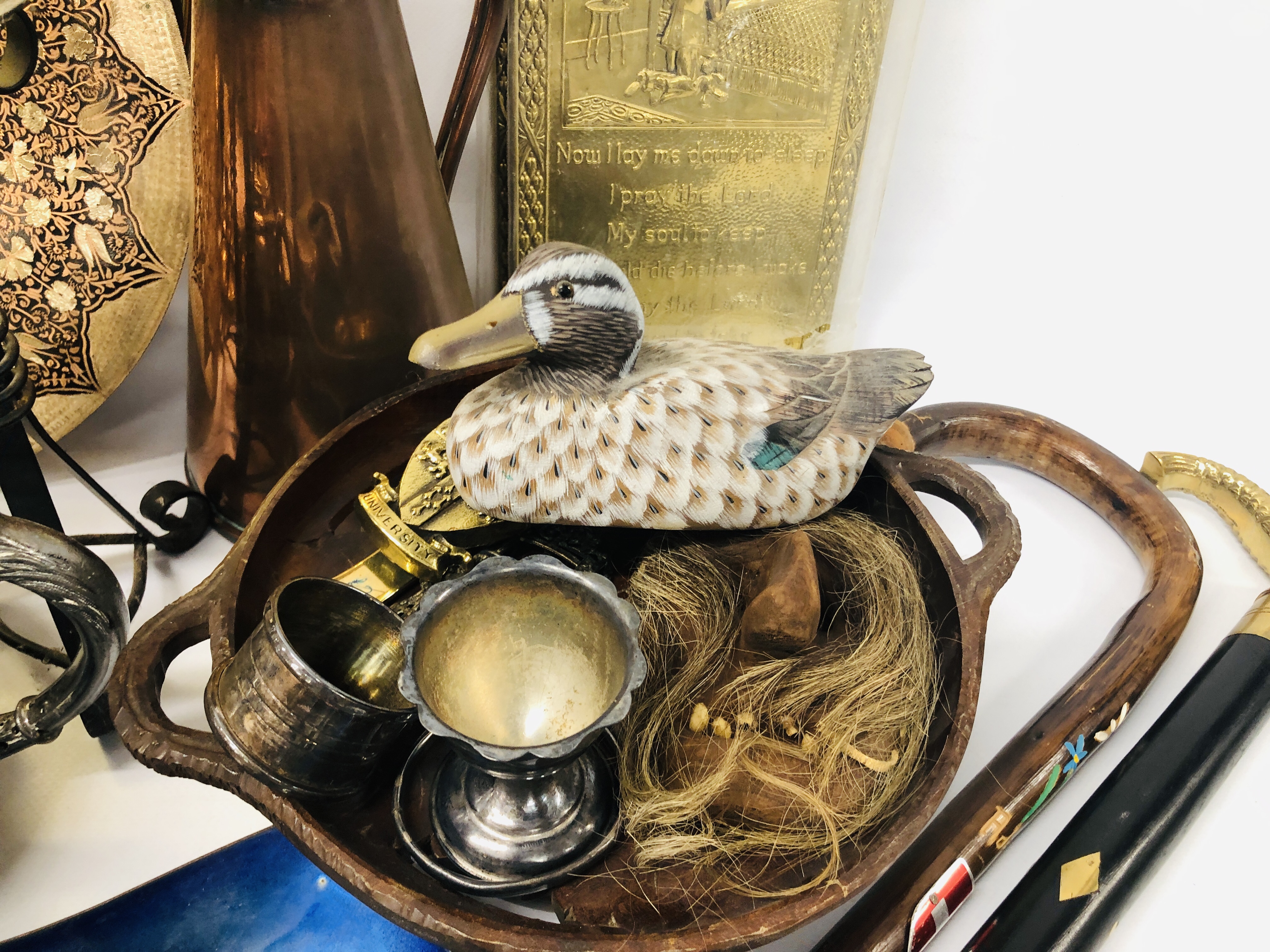 BOX OF ASSORTED METAL WARES TO INCLUDE THREE BRASS PLAQUES "A CHILD'S PRAYER", - Image 8 of 12