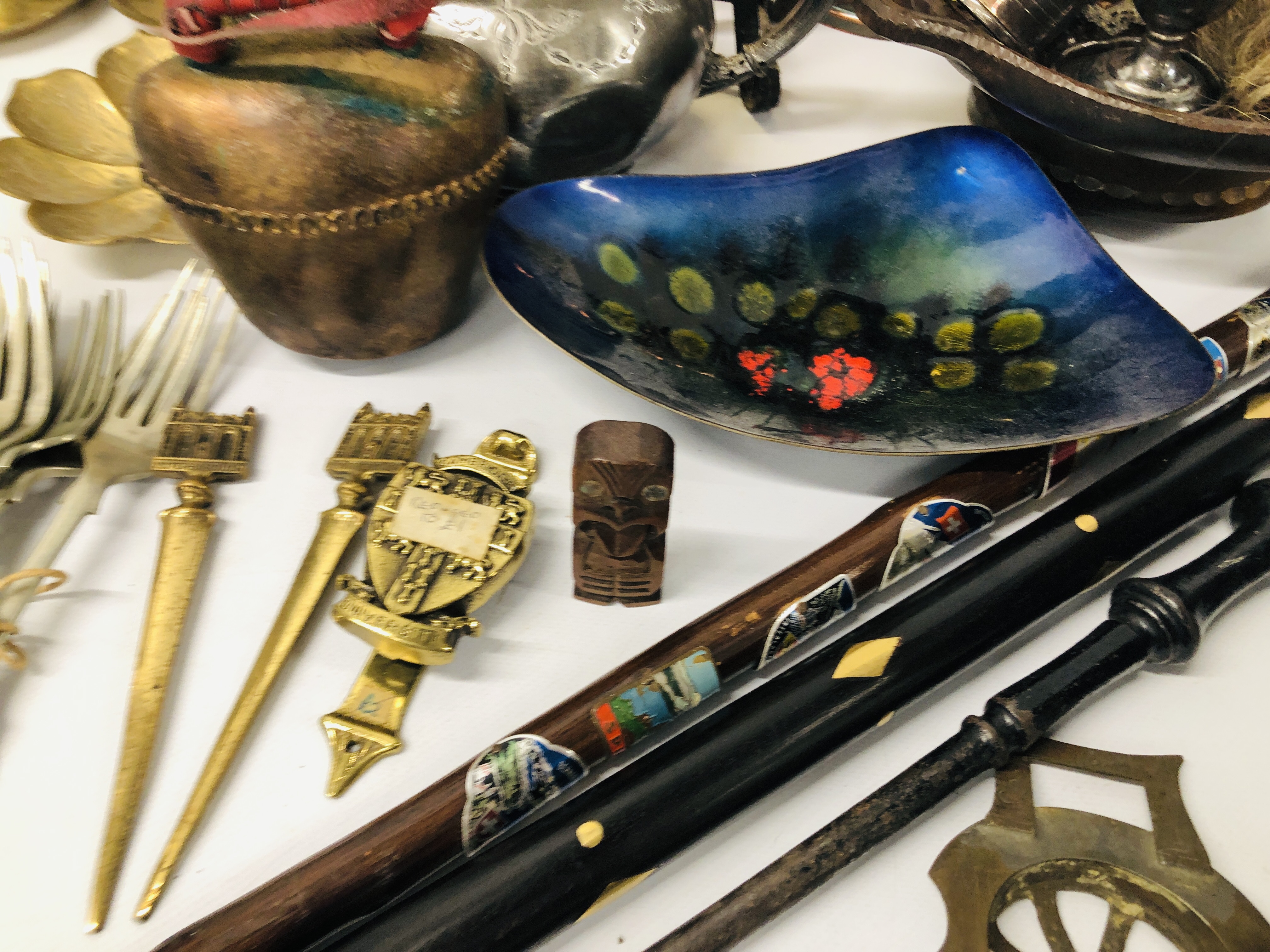 BOX OF ASSORTED METAL WARES TO INCLUDE THREE BRASS PLAQUES "A CHILD'S PRAYER", - Image 9 of 12