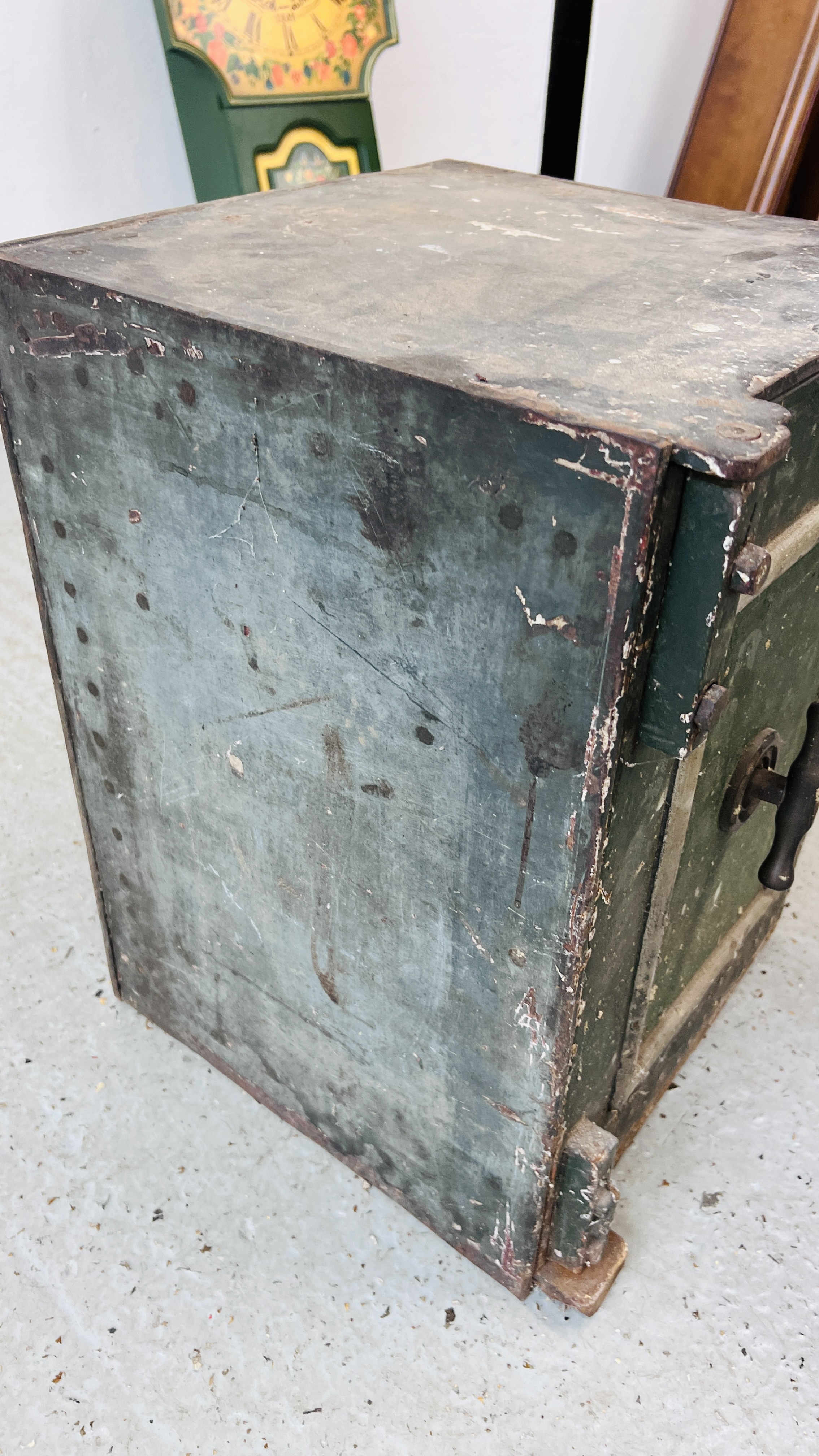 VINTAGE STEEL SAFE W 35.5CM, D 36CM, H 48CM. - Image 6 of 10