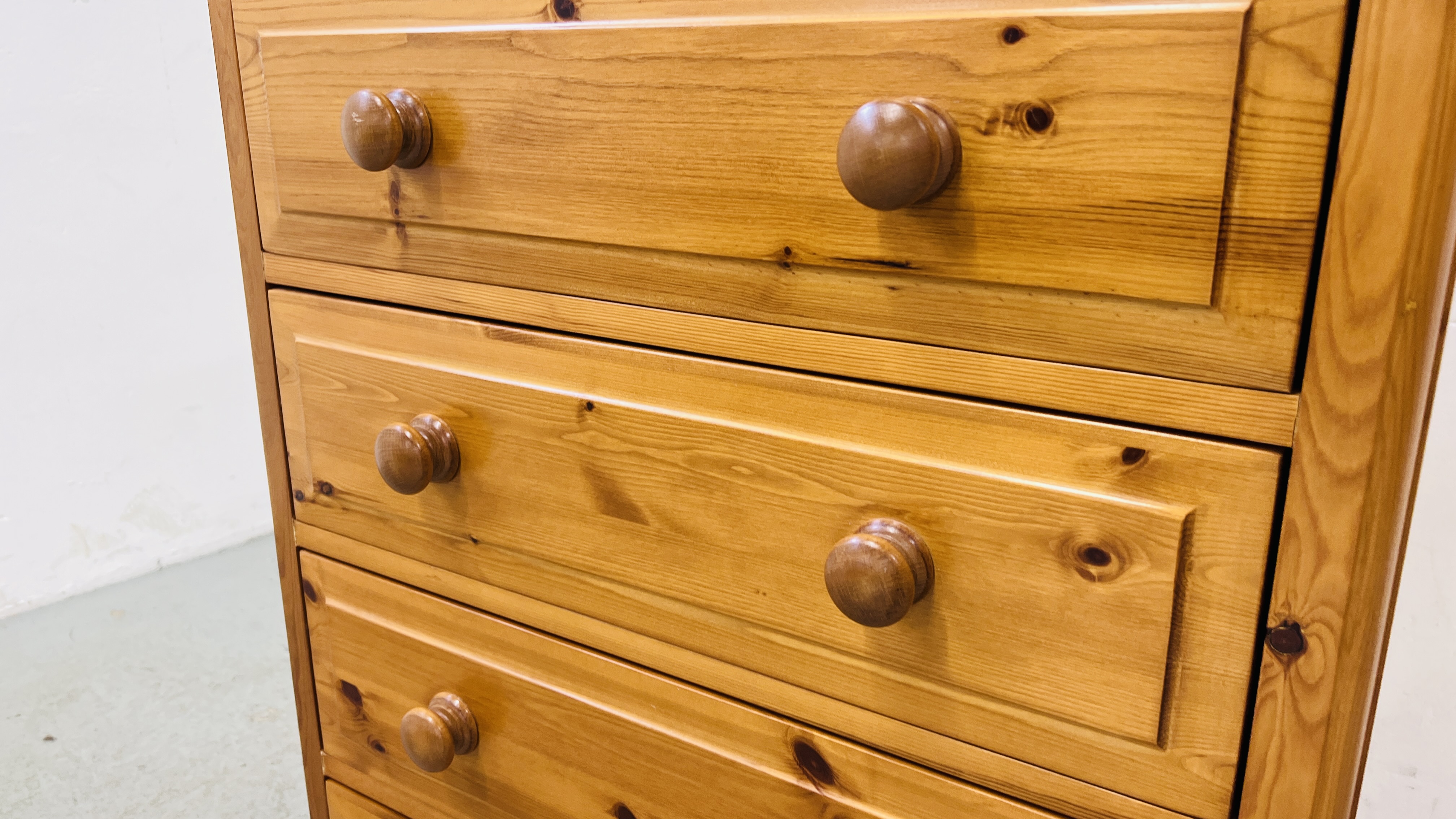 A GOOD QUALITY SOLID PINE FIVE DRAWER CHEST W 77CM, D 41CM, H 111CM. - Image 5 of 11