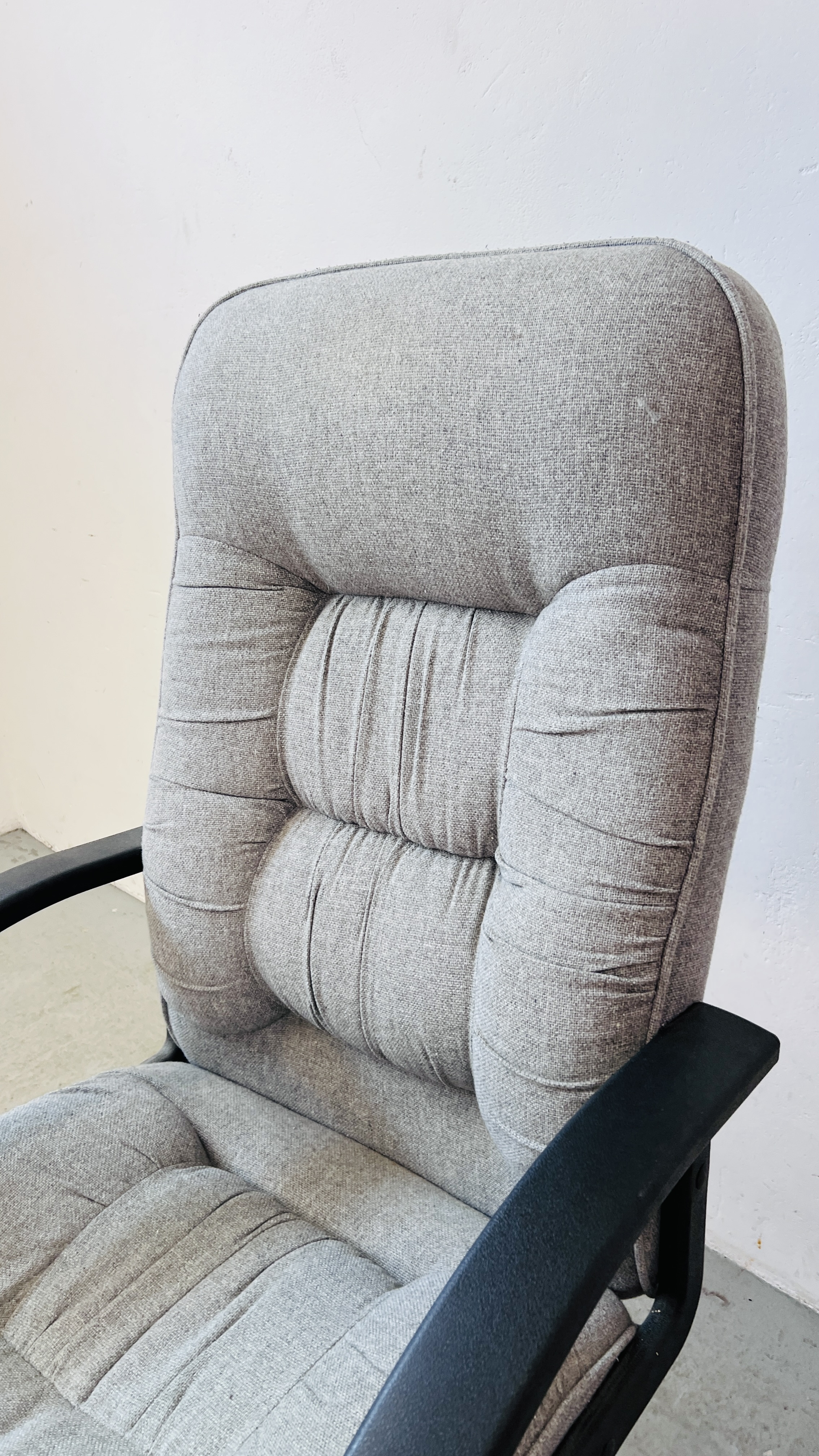 A GREY UPHOLSTERED EXECUTIVE HOME OFFICE CHAIR. - Image 2 of 4