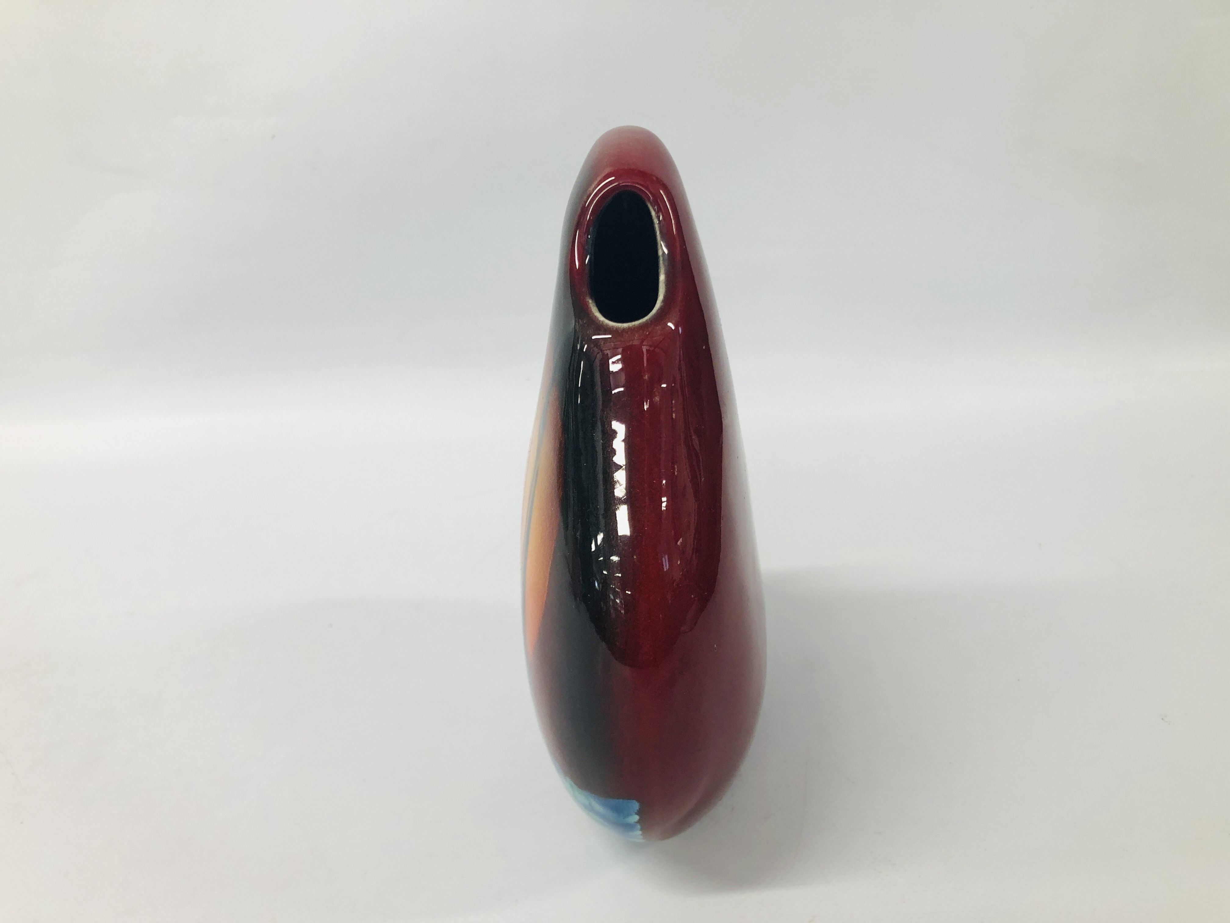 AN ANITA HARRIS STUDIO POTTERY TEARDROP VASE "COMING HOME", H 23CM. - Image 5 of 7