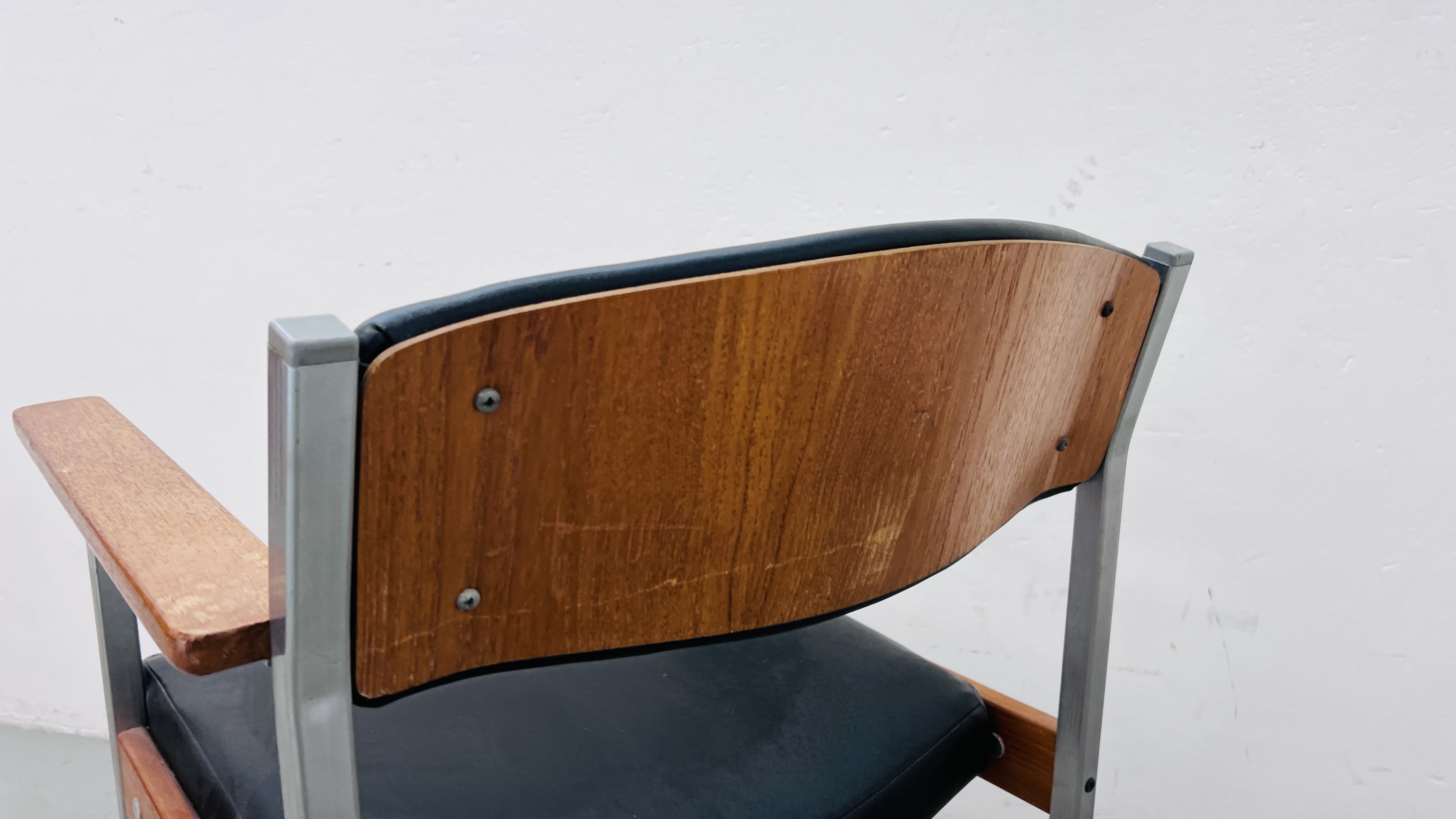A MID CENTURY METAL FRAMED ELBOW CHAIR. - Image 7 of 8