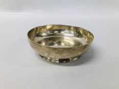 A SILVER DISH, DIAMETER 12.5CM., LONDON ASSAY, MAKER BARNARDS LTD.