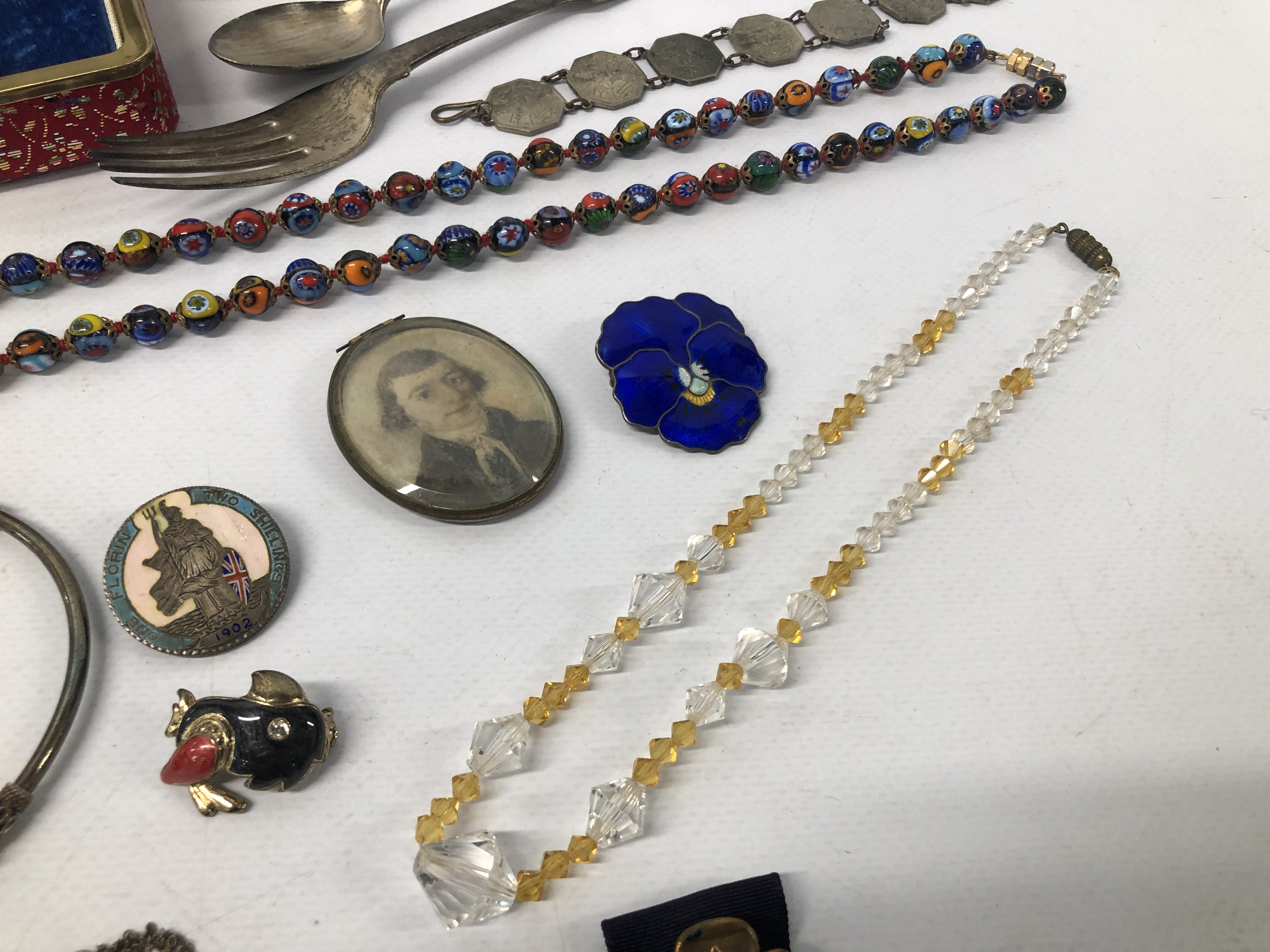 COLLECTION OF VINTAGE COSTUME AND SILVER JEWELLERY TO INCLUDE AN ORIGINAL OVAL PORTRAIT MINATURE, - Image 3 of 11