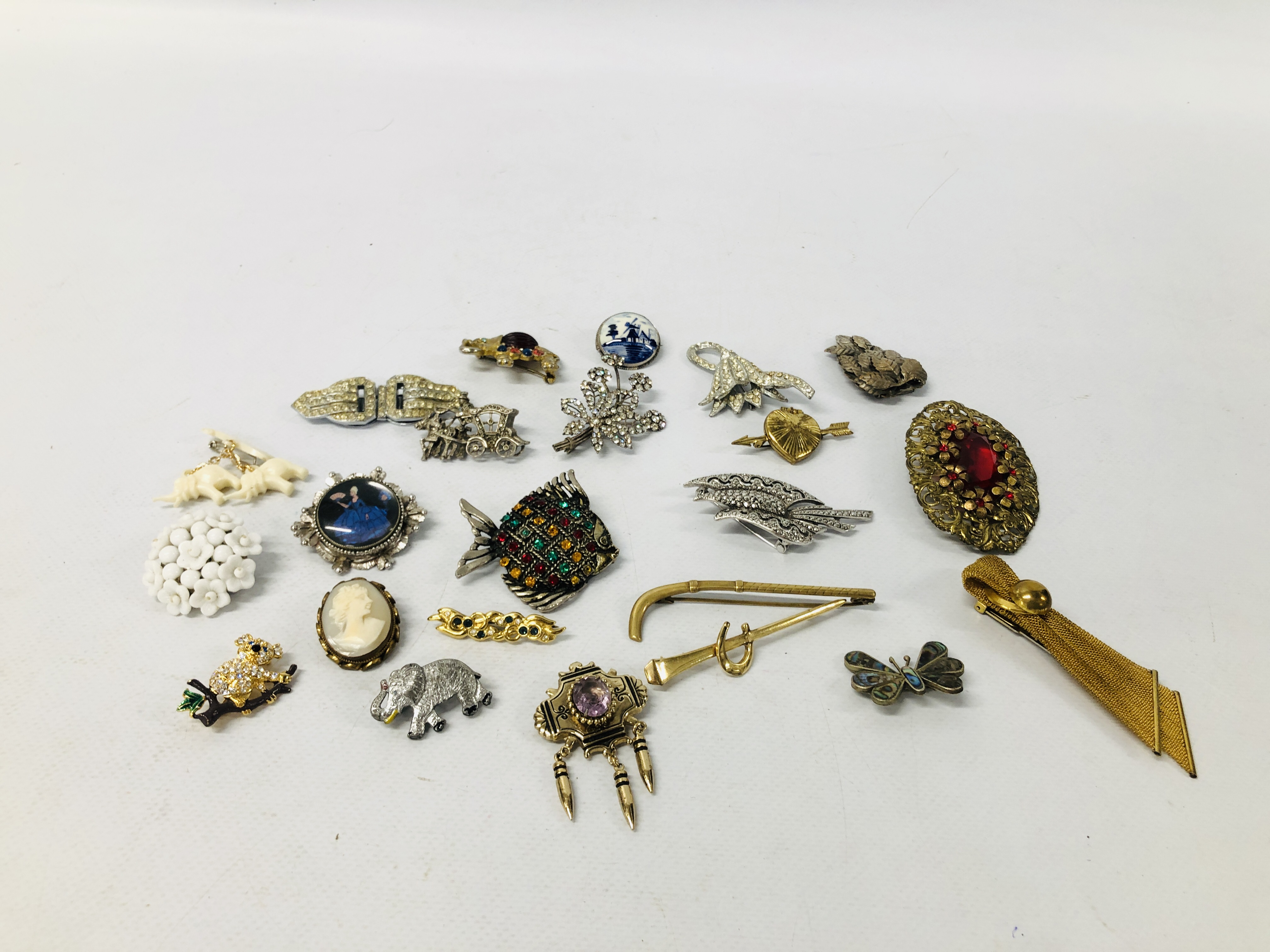 A COLLECTION OF 23 VINTAGE BROOCHES TO INCLUDE STONE SET, MARCASITE, ART DECO, DRESS CLIP, ELEPHANT,