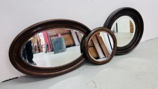 3 X VINTAGE HARDWOOD FRAMED WALL MIRRORS OF VARIOUS SIZES.