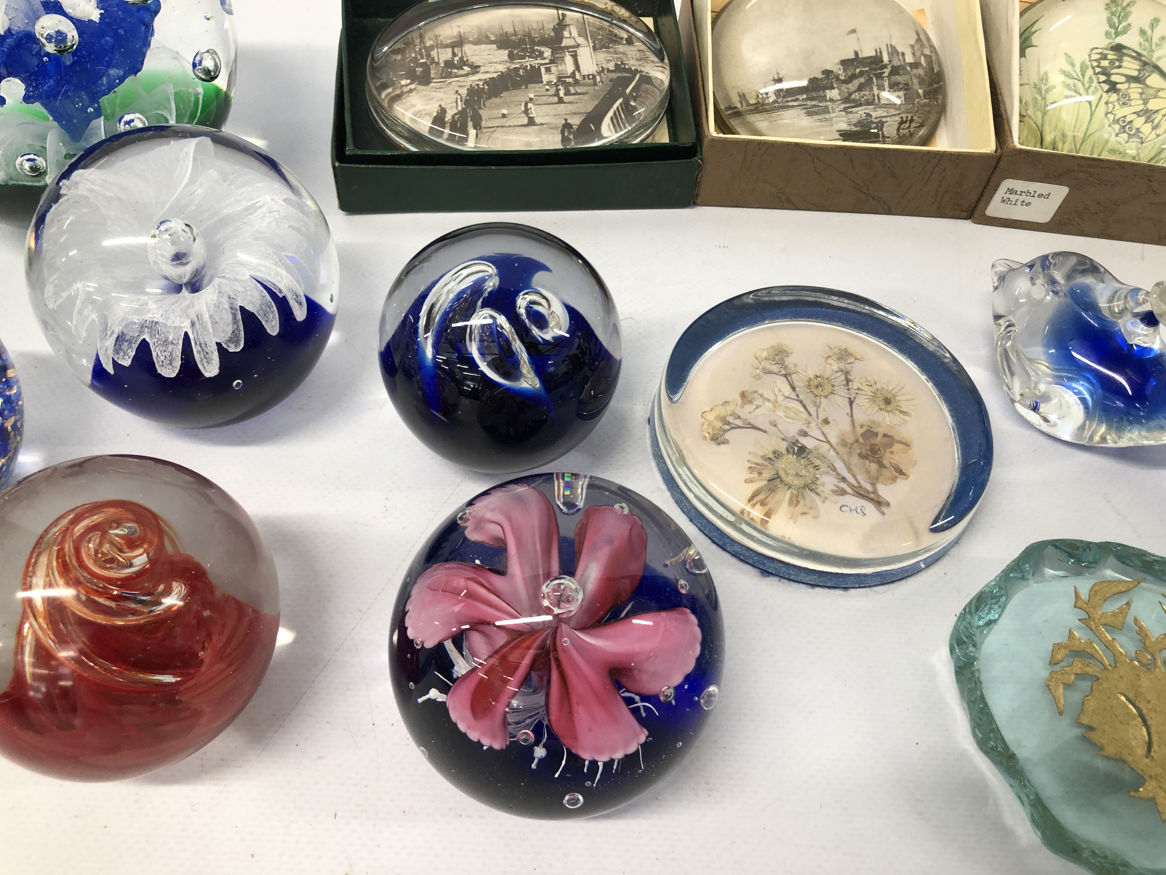 COLLECTION OF 18 VARIOUS PAPERWEIGHTS INCLUDING ART GLASS MDINA ETC. - Image 3 of 6