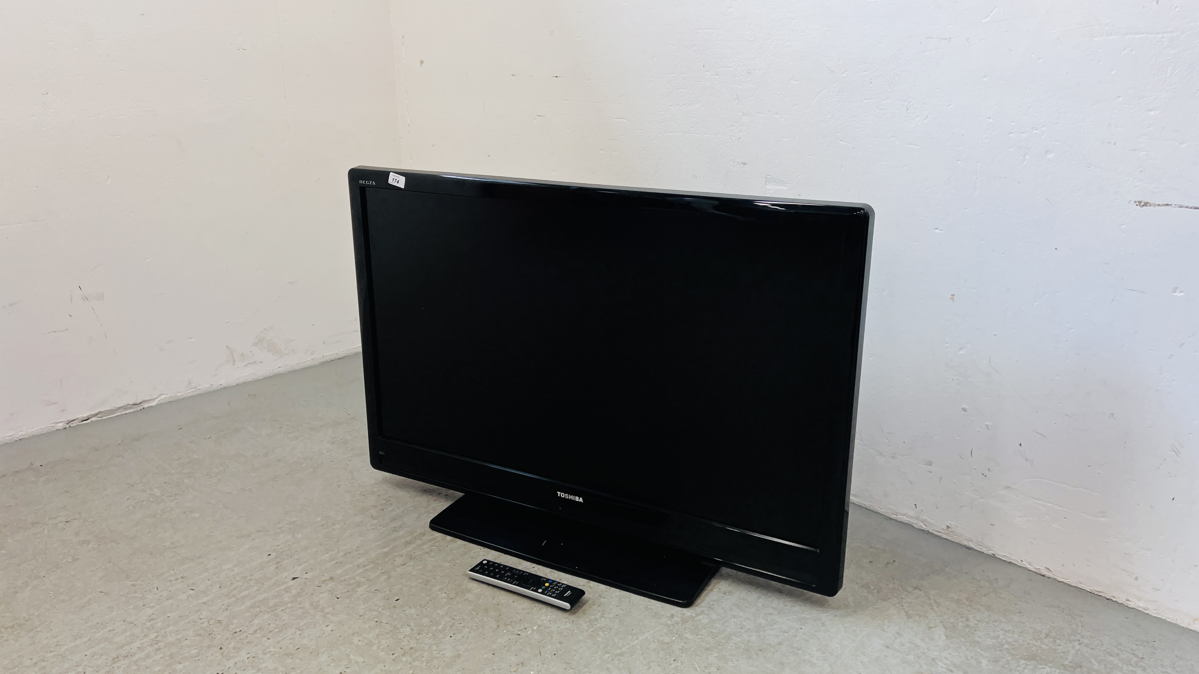 TOSHIBA REGZA 42 INCH TELEVISION 42XV555D - SOLD AS SEEN. - Image 2 of 4