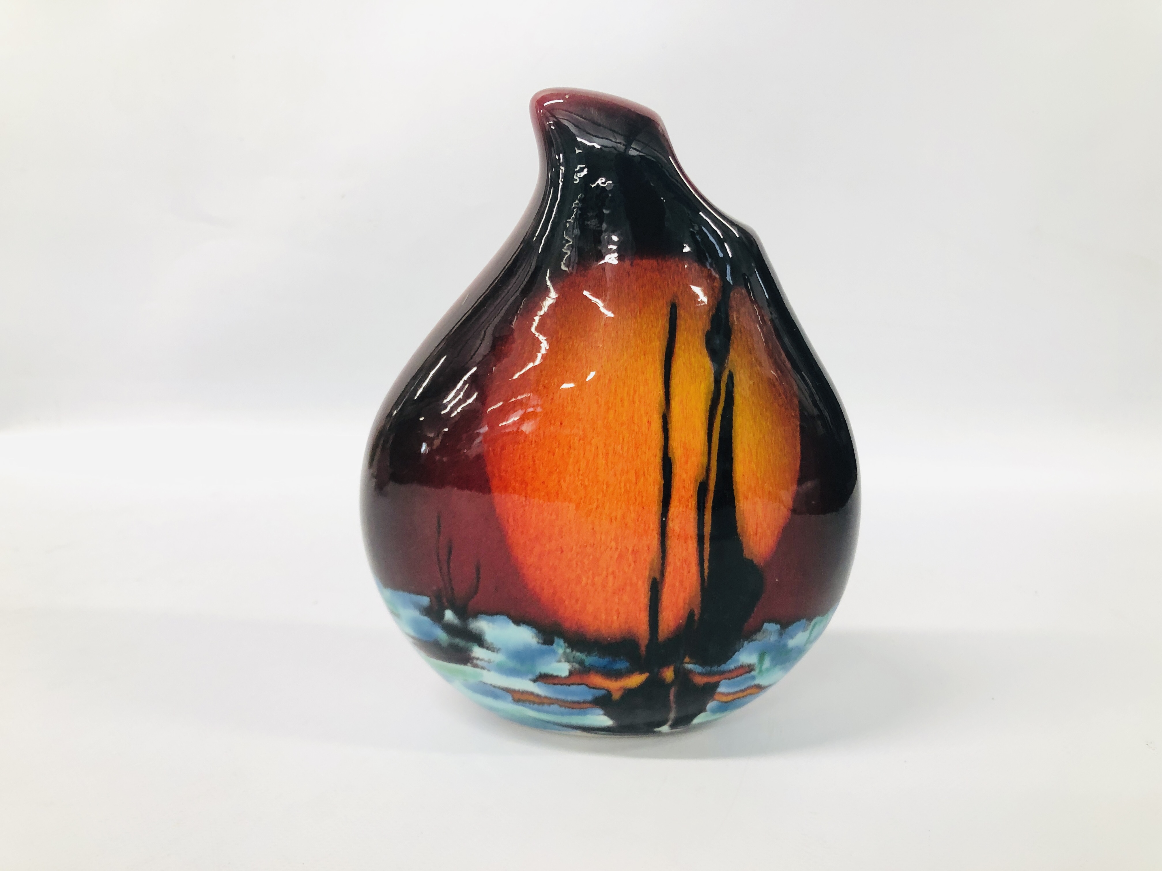 AN ANITA HARRIS STUDIO POTTERY TEARDROP VASE "COMING HOME", H 23CM.