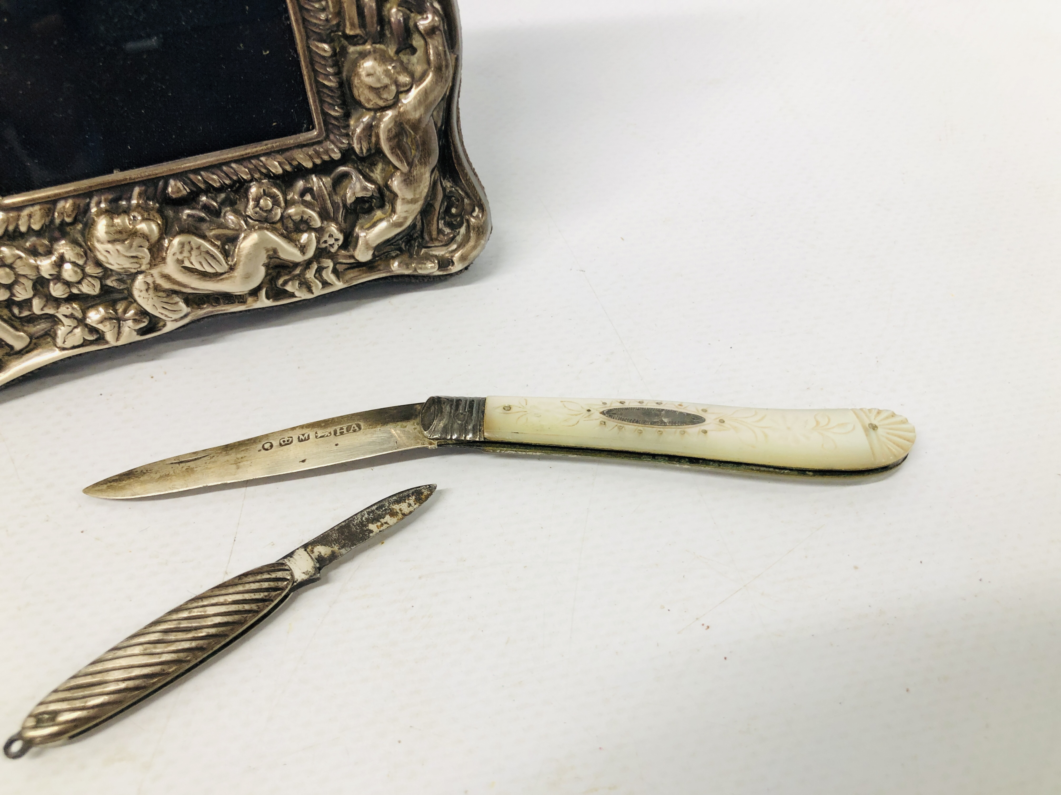 ANTIQUE SILVER PHOTO FRAME ALONG WITH A SILVER AND MOTHER OF PEARL FRUIT KNIFE + A MINATURE SILVER - Image 3 of 8