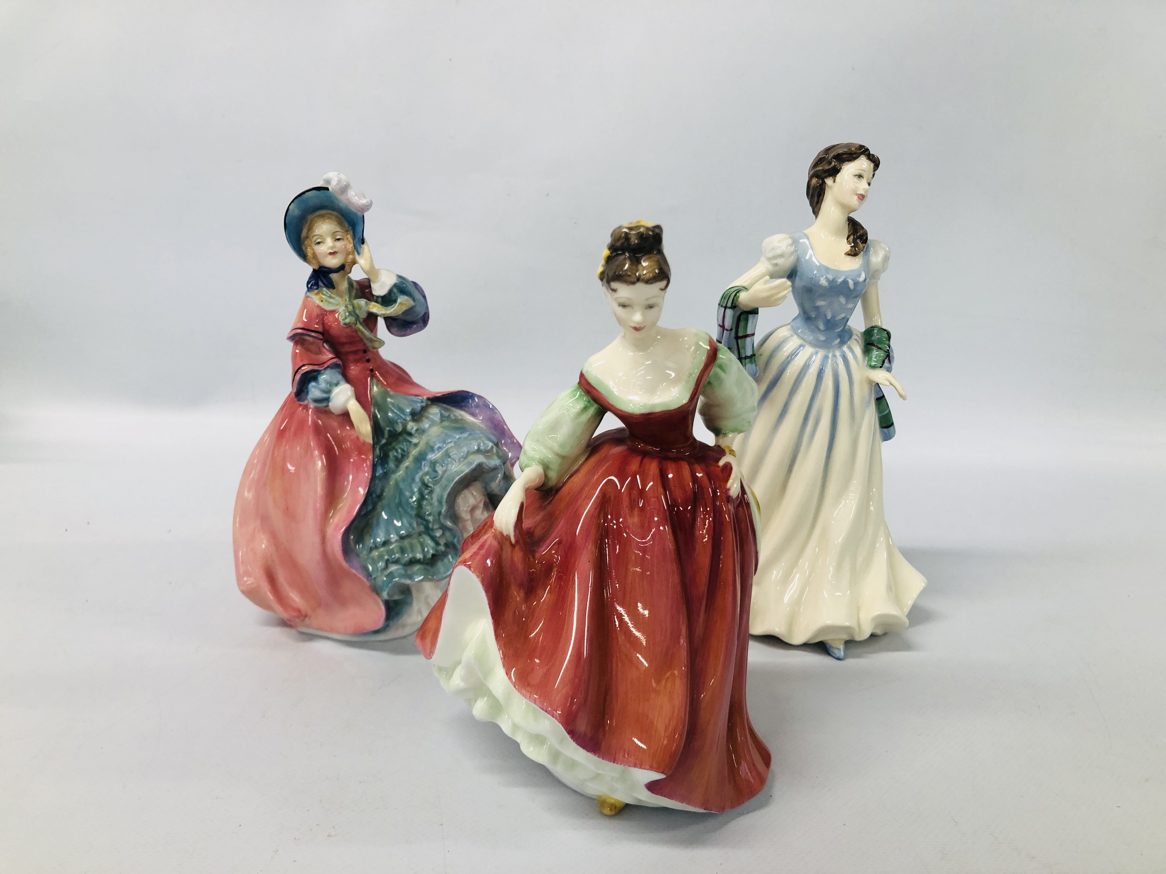 3 X ROYAL DOULTON FIGURINES TO INCLUDE FLOWER OF SCOTLAND HN4240 (LOSS TO THUMB),
