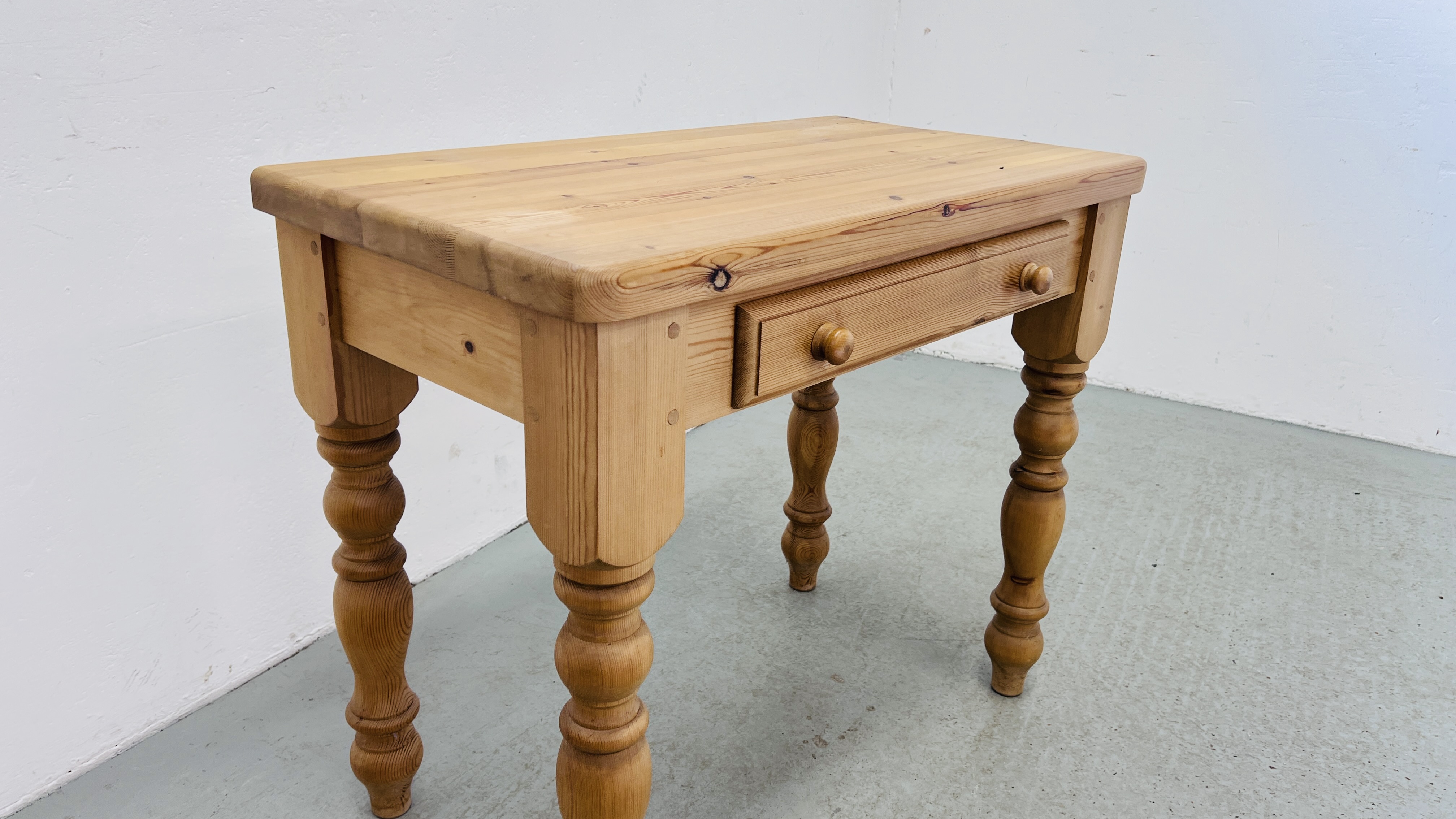 A HEAVY SOLID PINE SIDE TABLE WITH DRAWER W 91CM, D 50CM. - Bild 3 aus 8