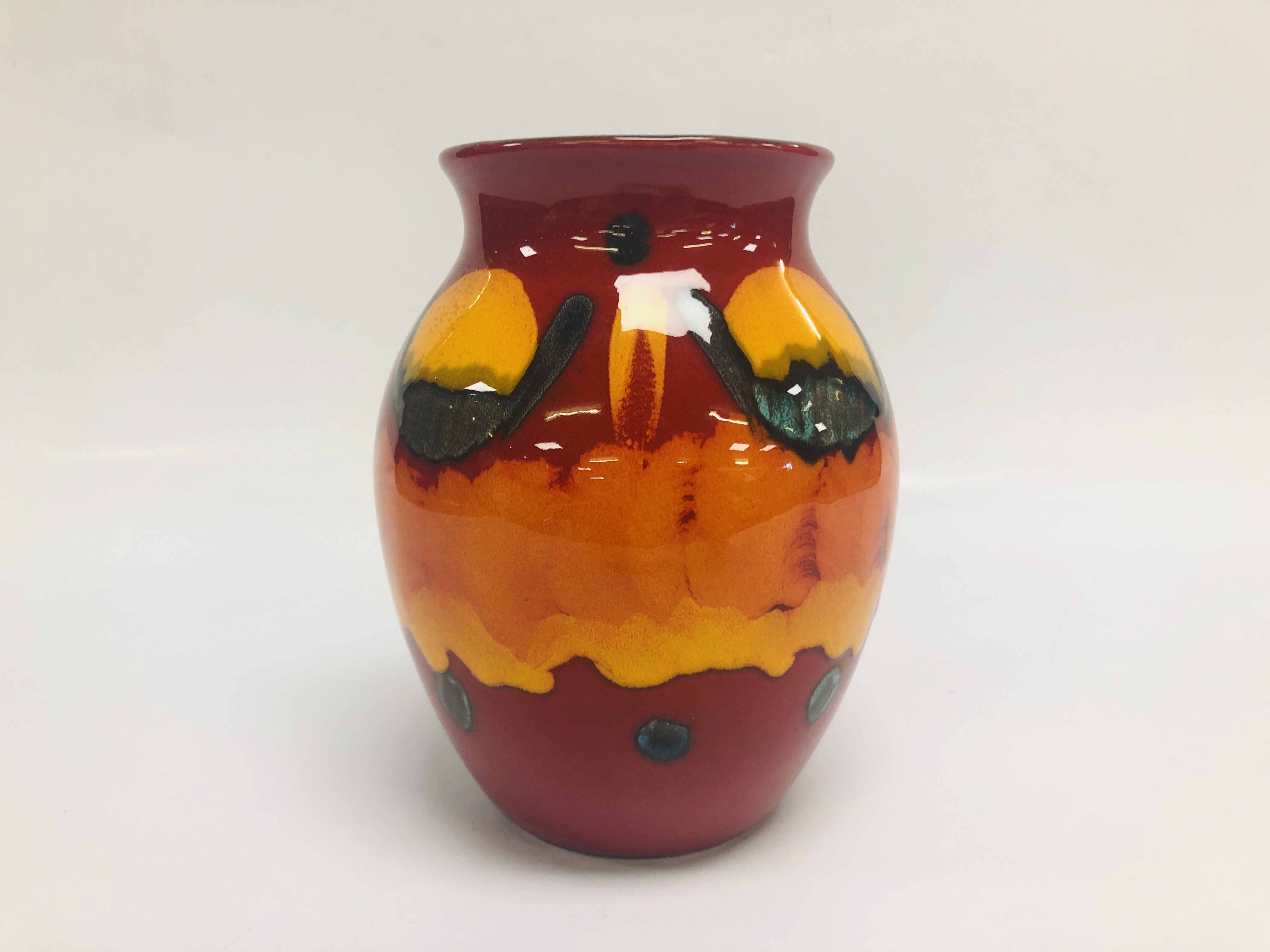 A POOLE POTTERY VOLCANO CLASSIC DESIGN VASE, H 21CM. - Bild 3 aus 4