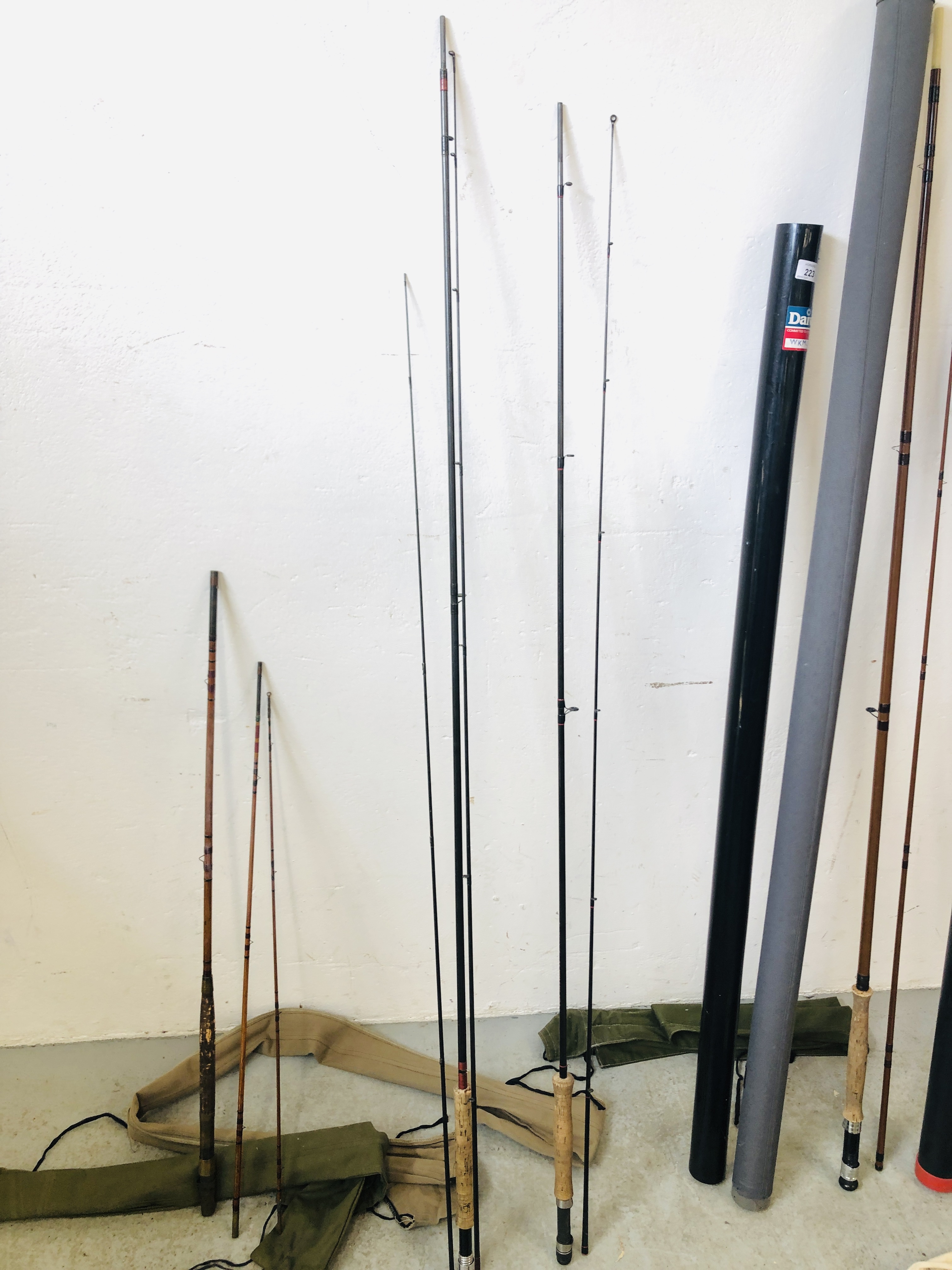 FOUR FLY FISHING RODS TO INCLUDE NORMARK THREE PIECE AND ONE OTHER TWO PIECE ROD AND THREE PIECE - Image 3 of 8