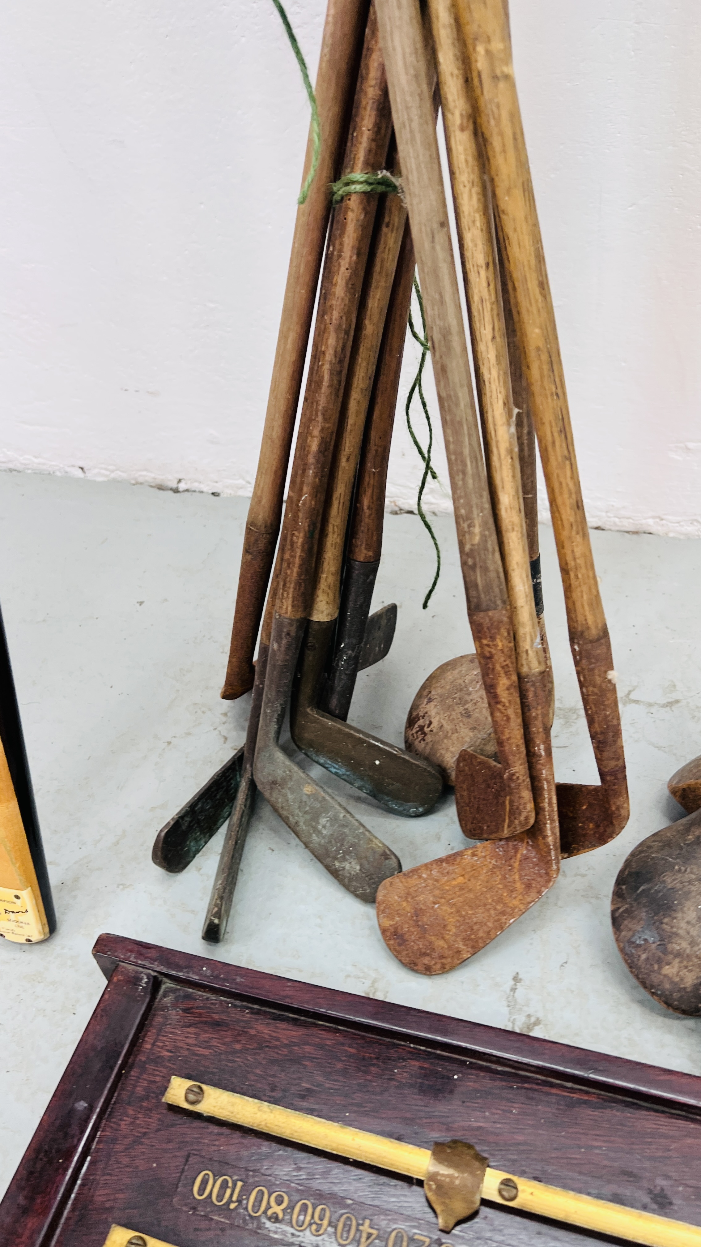 A GROUP OF 17 VINTAGE GOLF CLUBS TO INCLUDE FIVE HAVING BRASS ENDS ALONG WITH JOE DAVIS SNOOKER CUE - Image 4 of 7