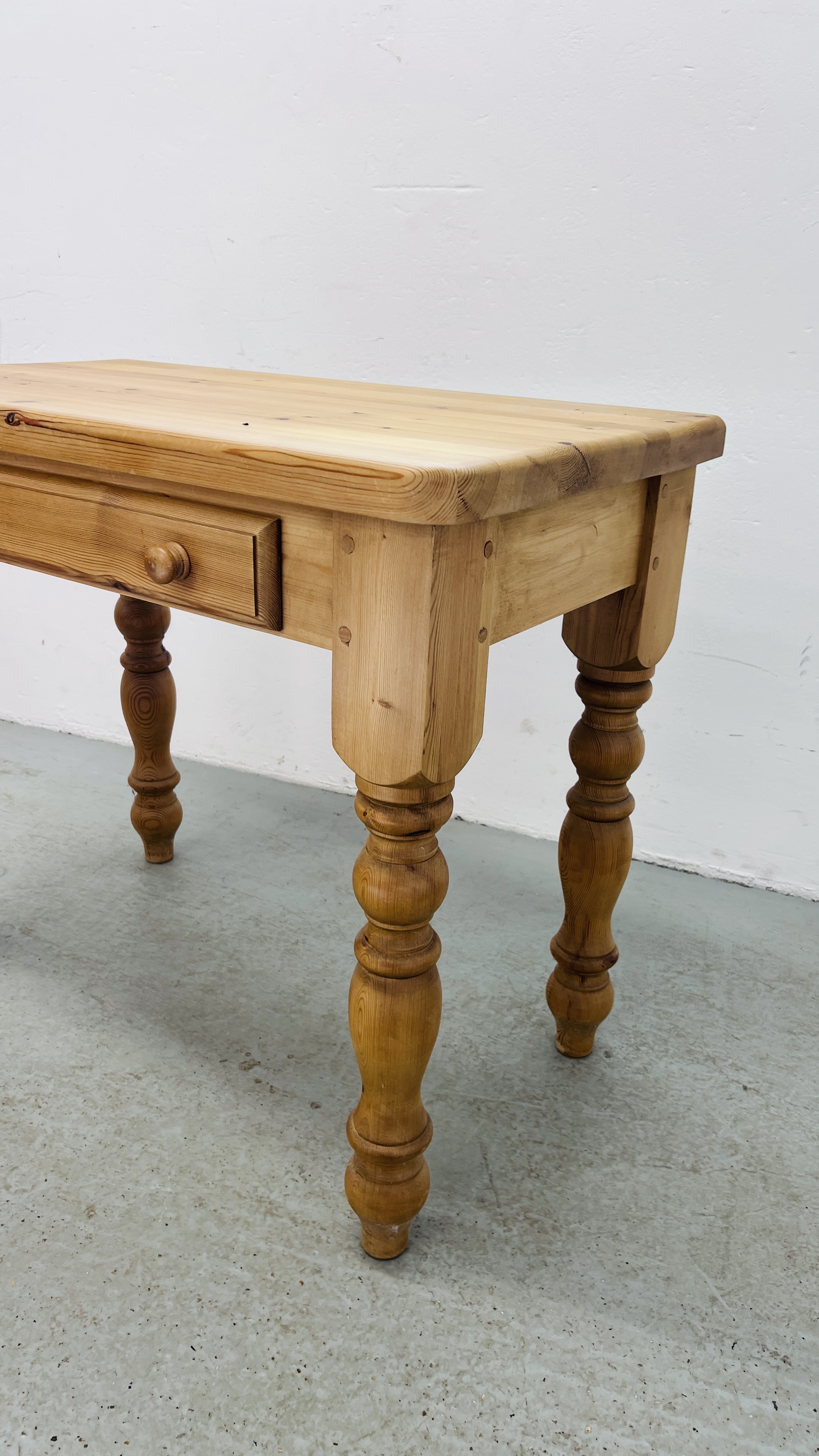 A HEAVY SOLID PINE SIDE TABLE WITH DRAWER W 91CM, D 50CM. - Bild 6 aus 8