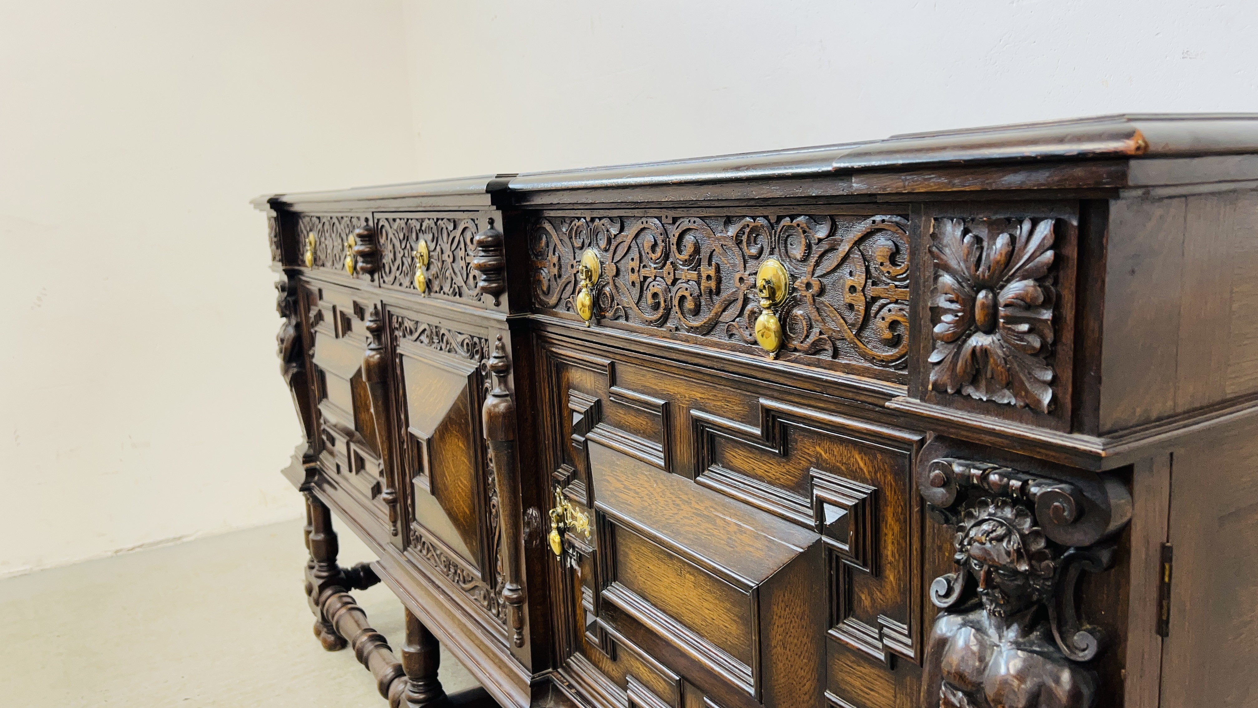 A C20TH CARVED OAK SIDEBOARD IN C17TH STYLE BY HAMPTONS OF LONDON W 198CM, D 66CM, H 101CM. - Bild 14 aus 18
