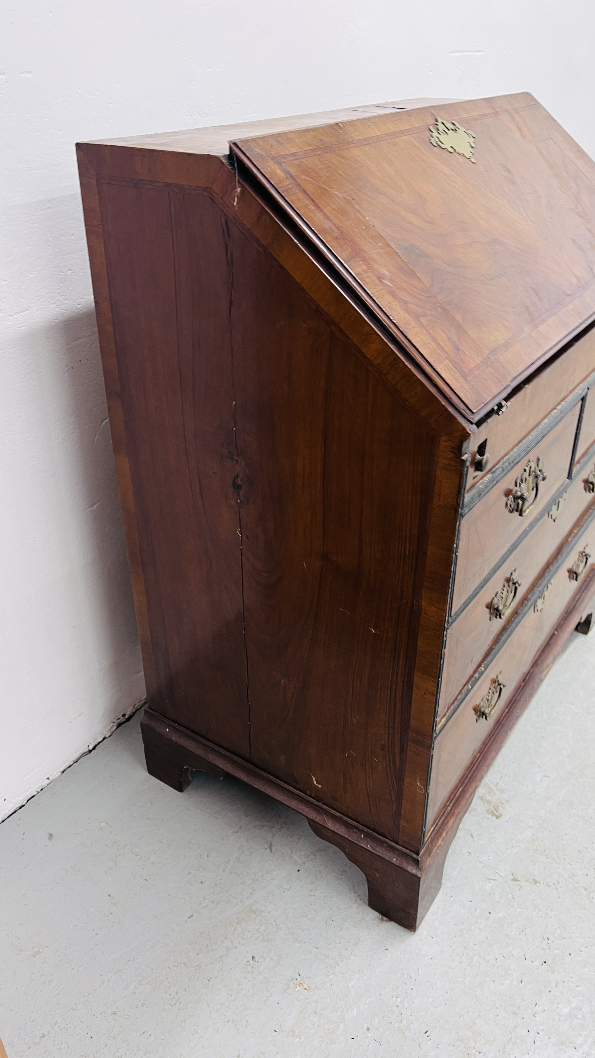 A GEORGE II WALNUT BUREAU, FALLING FRONT ENCLOSING FITTED INTERIOR WITH WELL, - Bild 4 aus 9