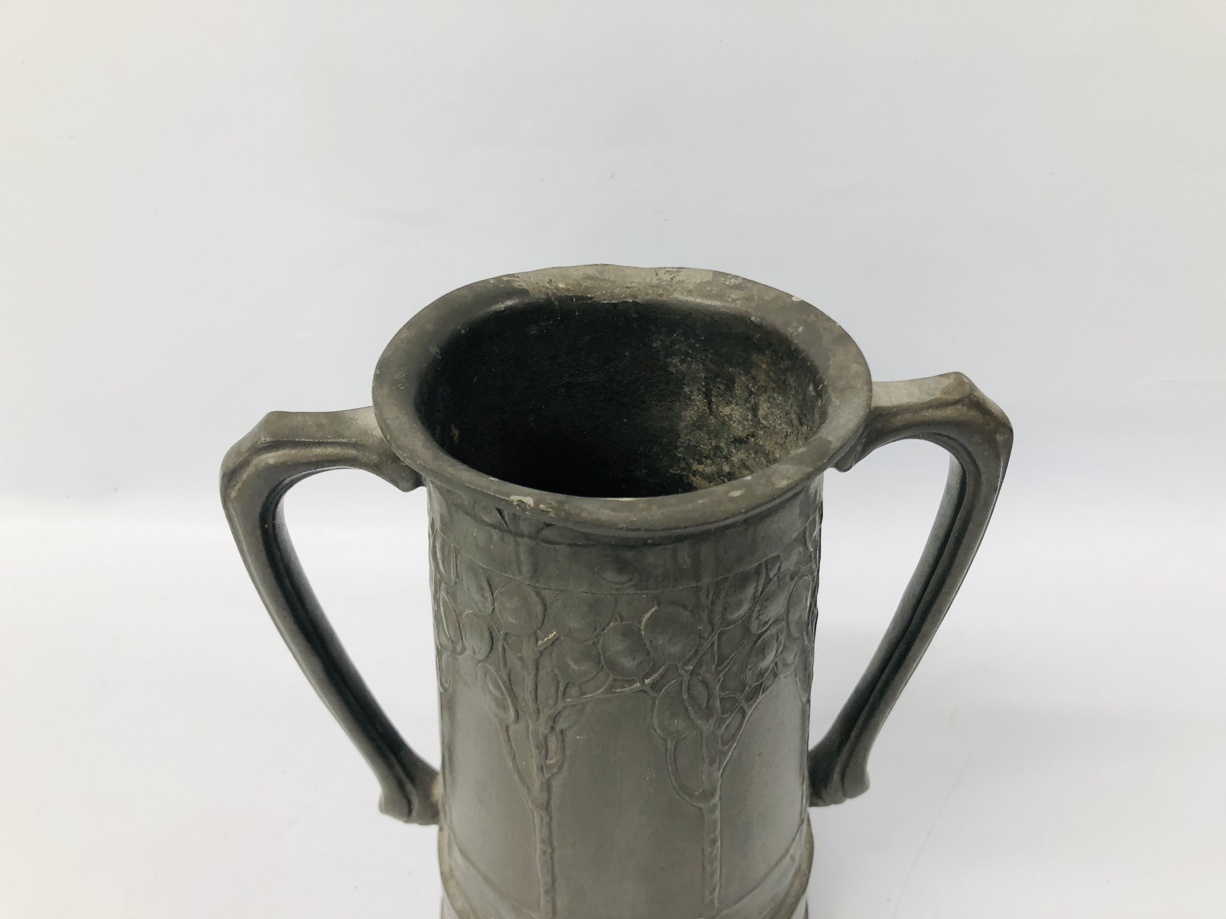 VINTAGE ARTS AND CRAFTS TUDRIC PEWTER TWO HANDLED TANKARD / VASE BEARING MAKERS MARK "LIBERTY & CO" - Image 8 of 10