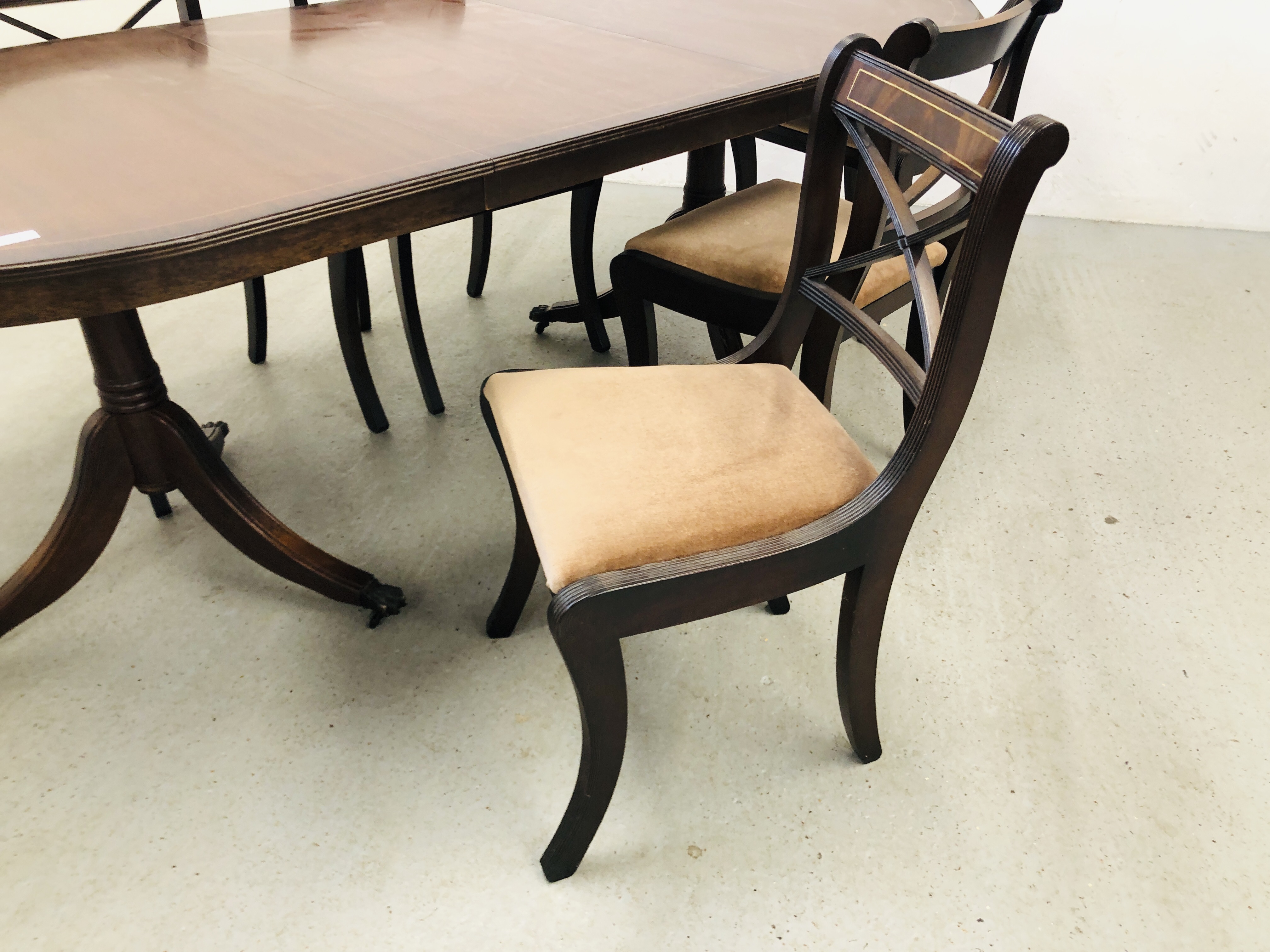 REPRODUCTION MAHOGANY FINISH TWIN PEDESTAL EXTENDING DINING TABLE ALONG WITH FOUR CHAIRS AND TWO - Bild 6 aus 6