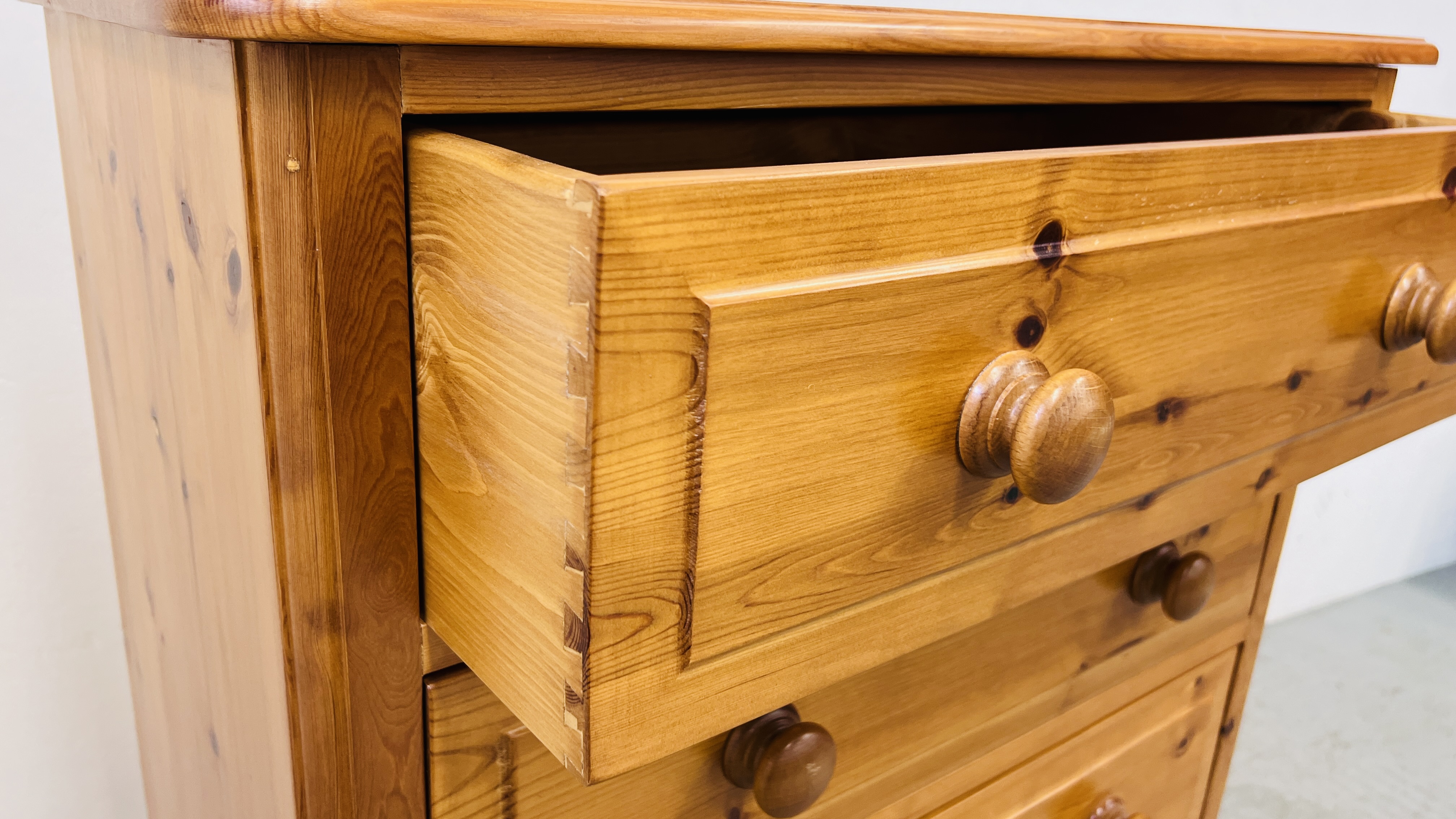 A GOOD QUALITY SOLID PINE FIVE DRAWER CHEST W 77CM, D 41CM, H 111CM. - Image 10 of 11