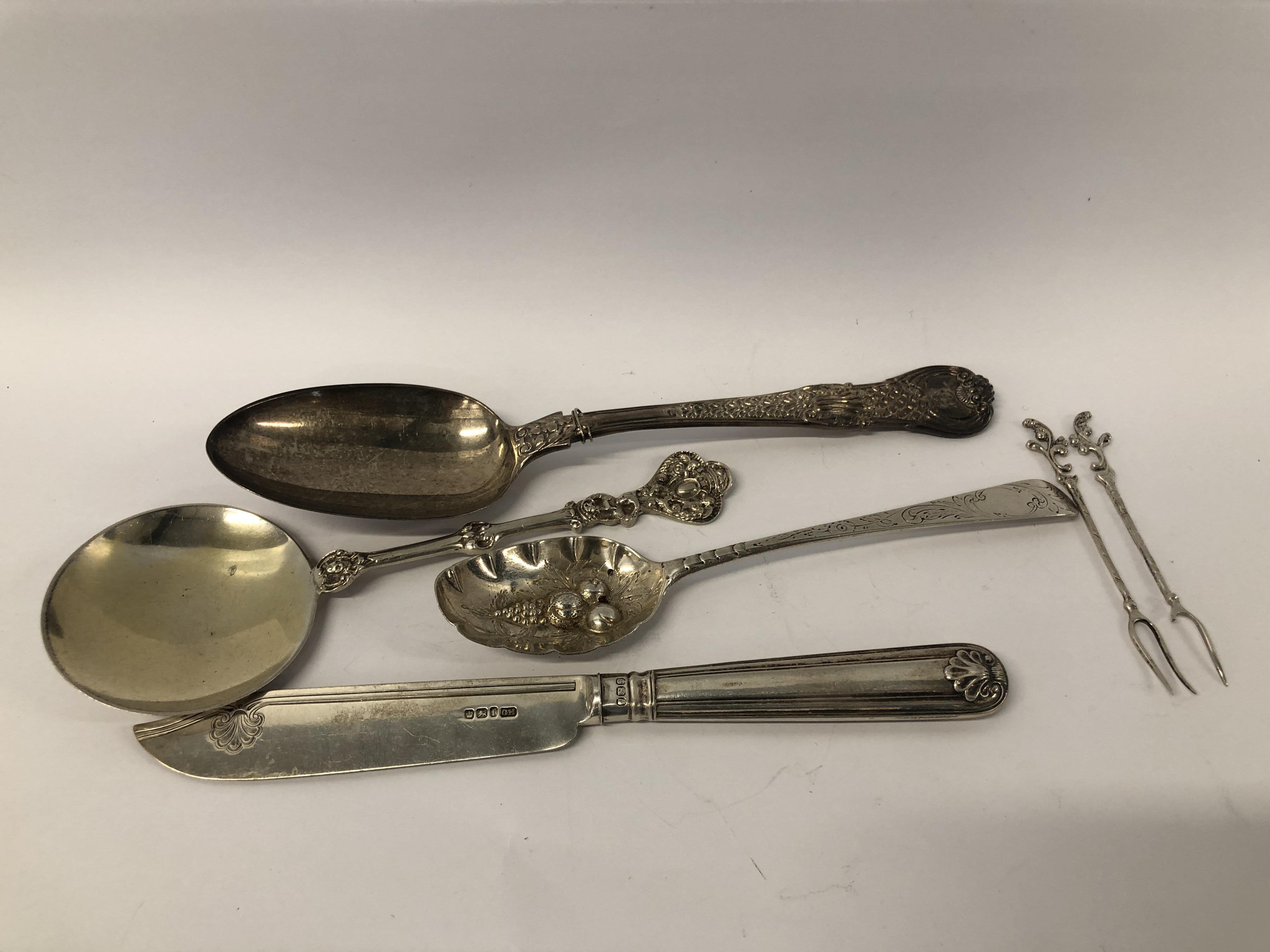 3 VARIOUS SILVER FRUIT SPOONS, GEORGIAN AND LATER, ALONG WITH CAKE KNIFE, SHEFFIELD ASSAY,