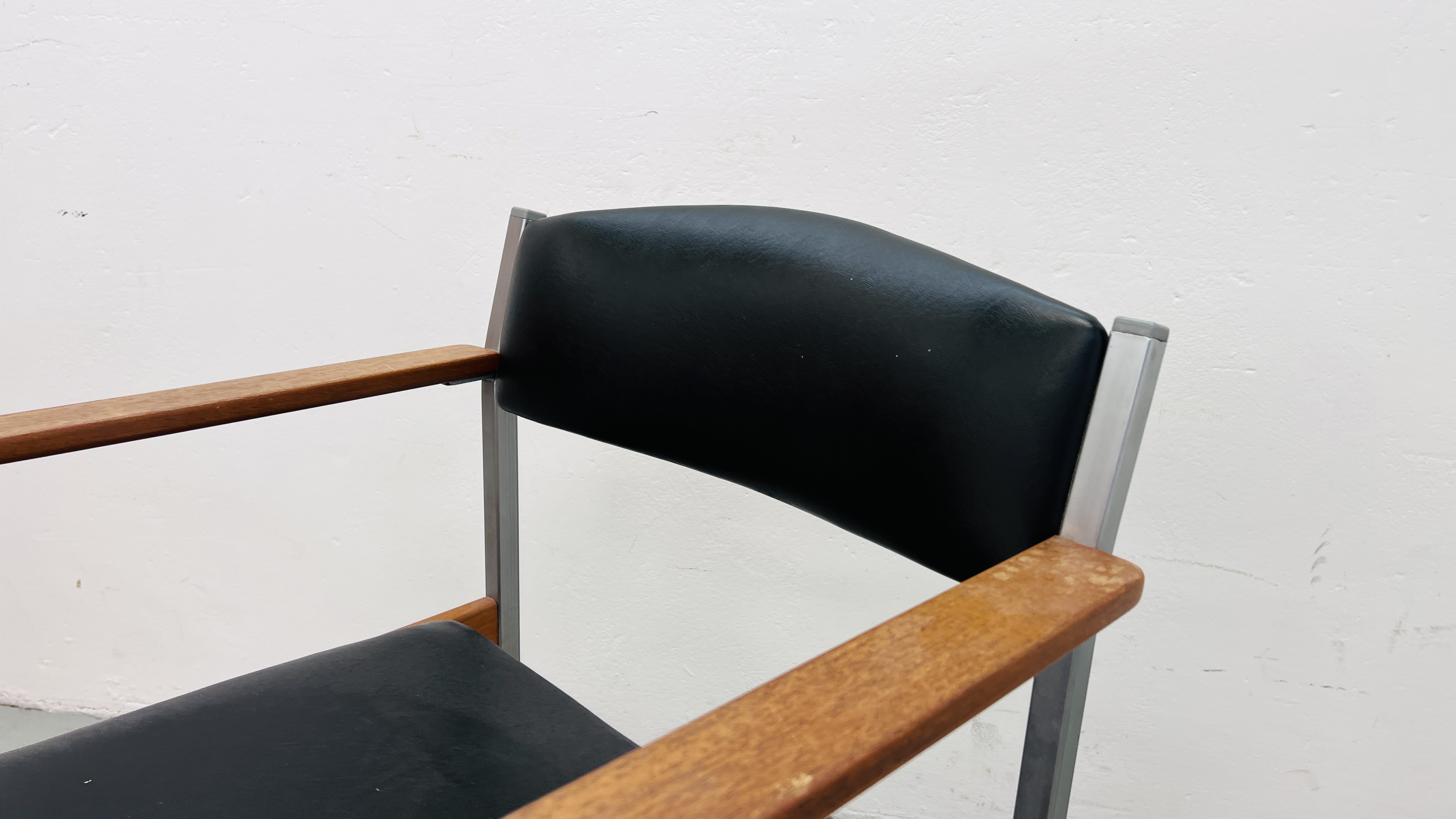 A MID CENTURY METAL FRAMED ELBOW CHAIR. - Image 2 of 8