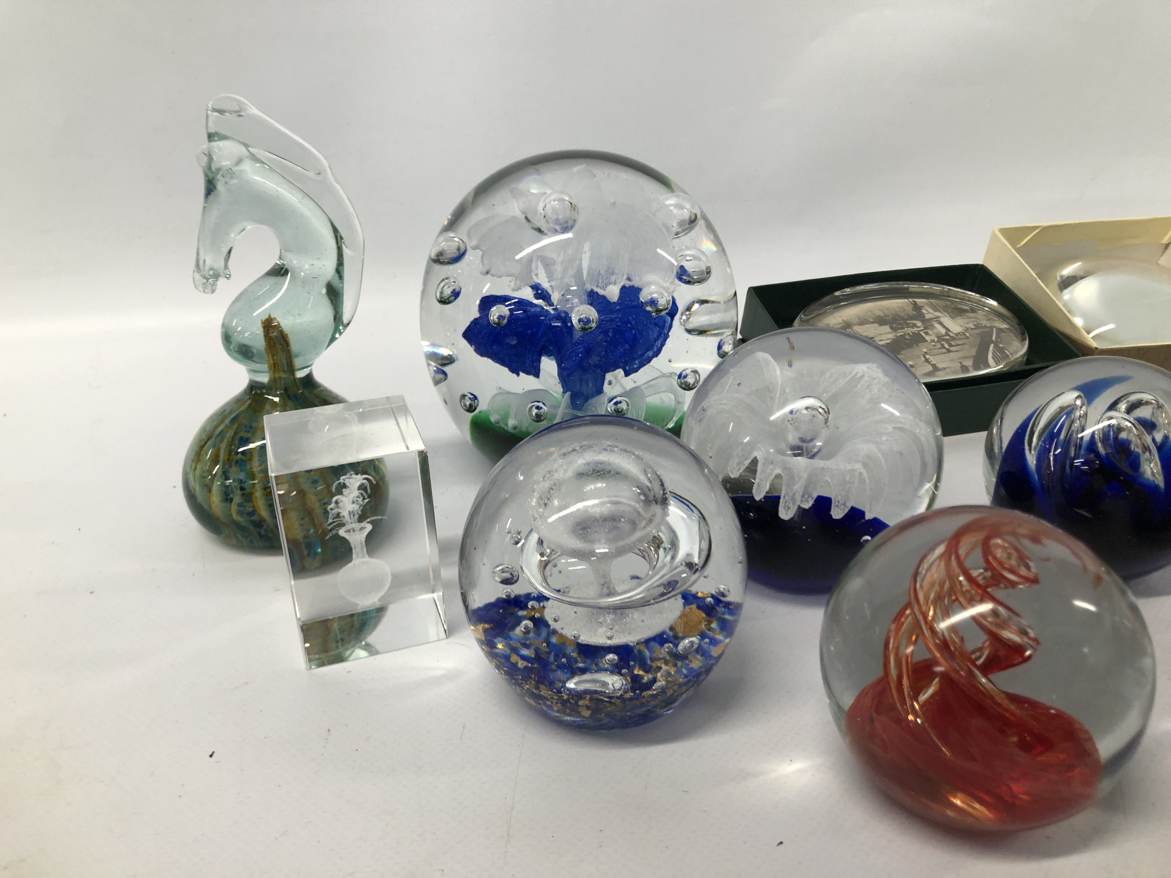 COLLECTION OF 18 VARIOUS PAPERWEIGHTS INCLUDING ART GLASS MDINA ETC. - Image 4 of 6